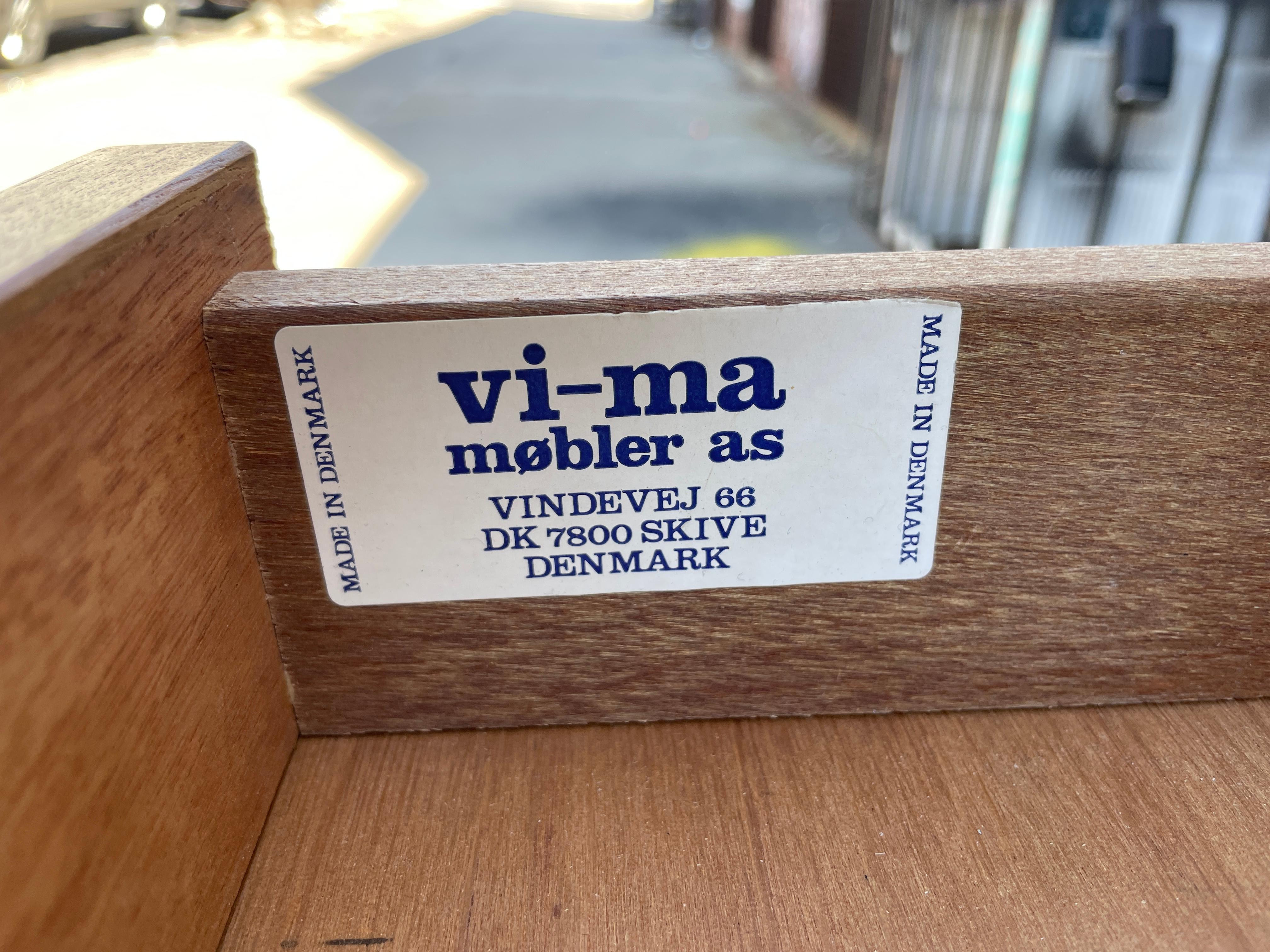 XX secolo Scrivania danese moderna del Medioevo in teak a 3 cassetti in vendita