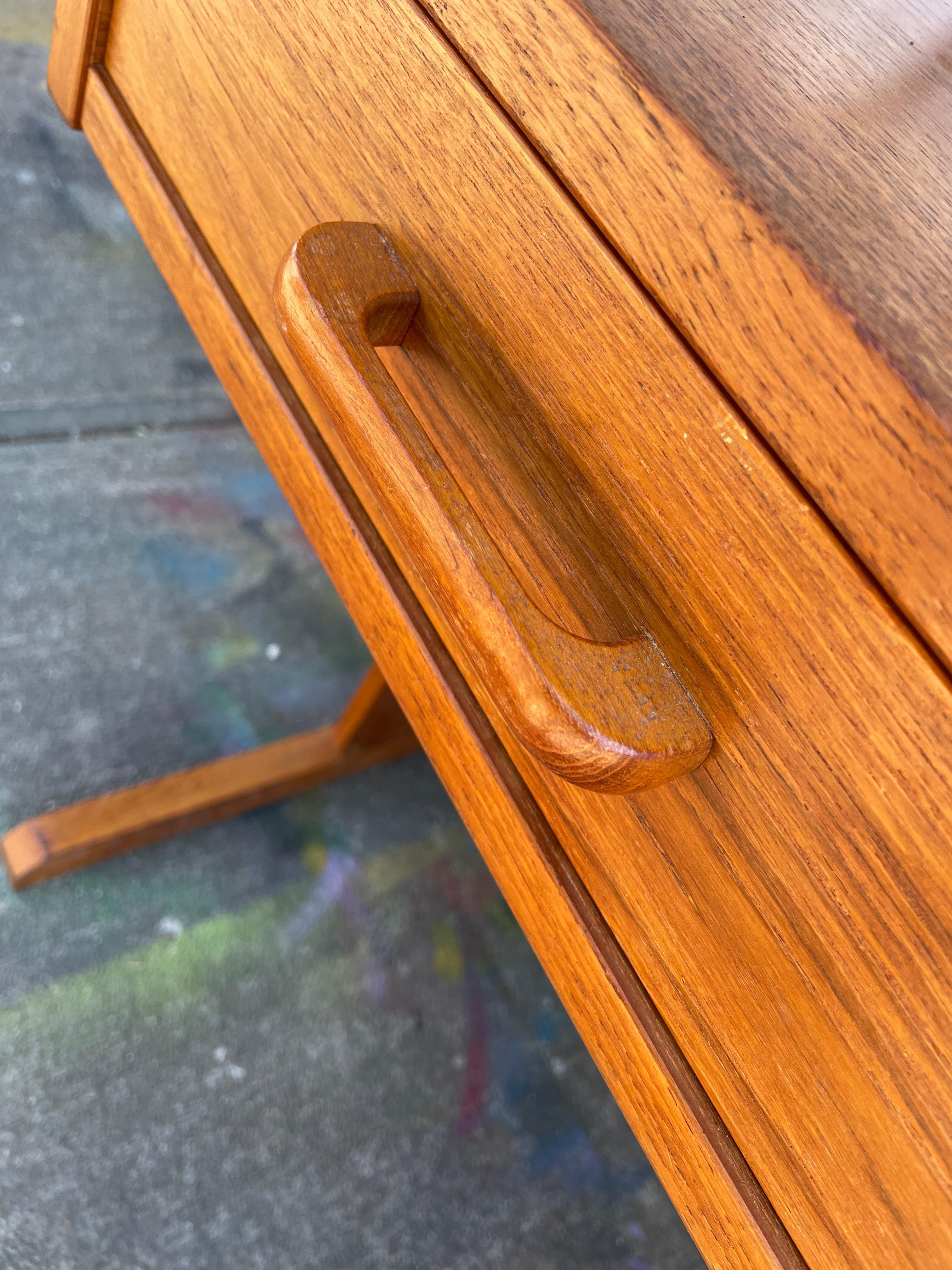 Teak Scrivania danese moderna del Medioevo in teak a 3 cassetti in vendita
