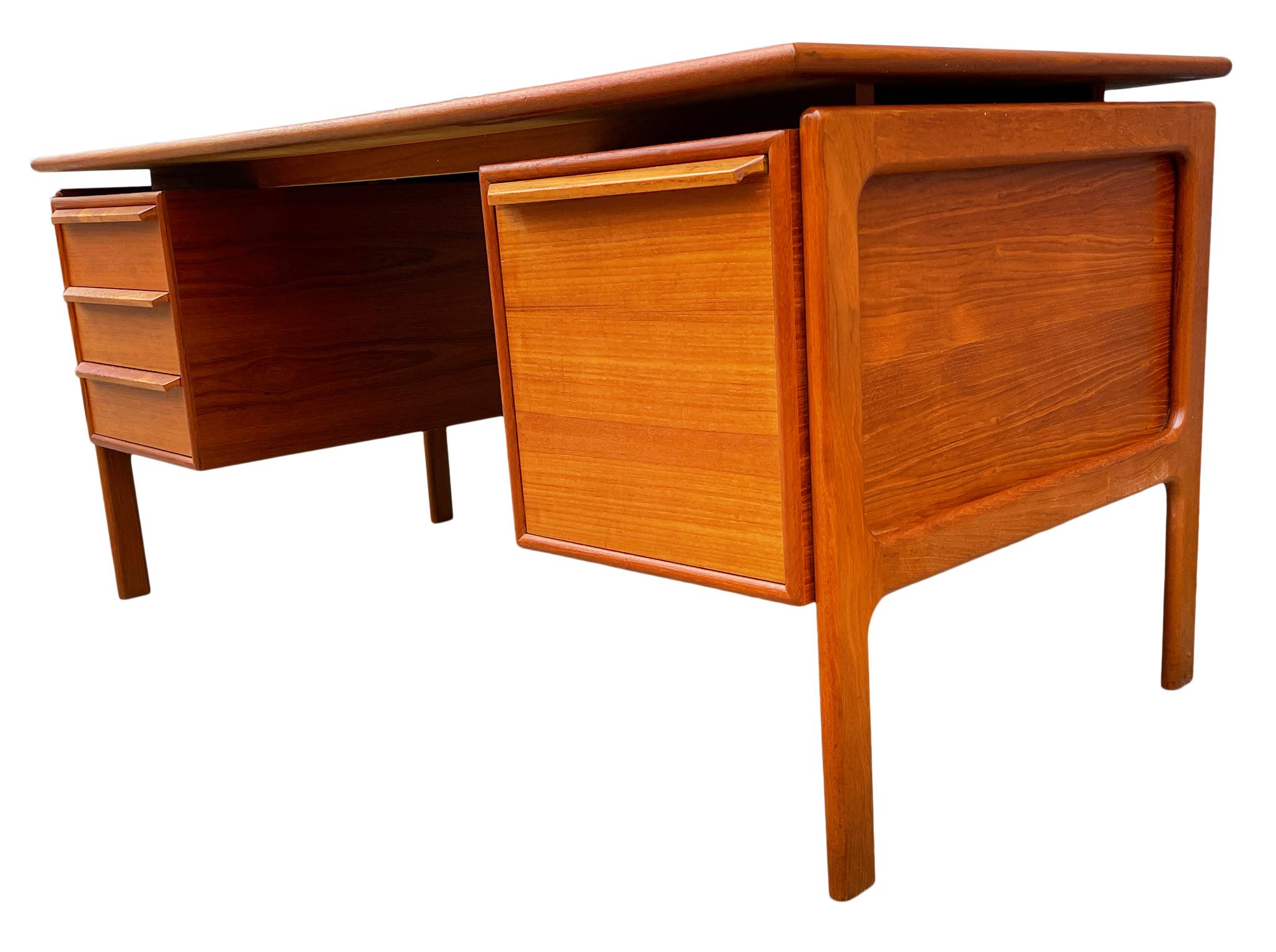 Midcentury Danish Modern Teak Large Knee Hole Desk 4 Drawers File Holder Clean In Good Condition In BROOKLYN, NY