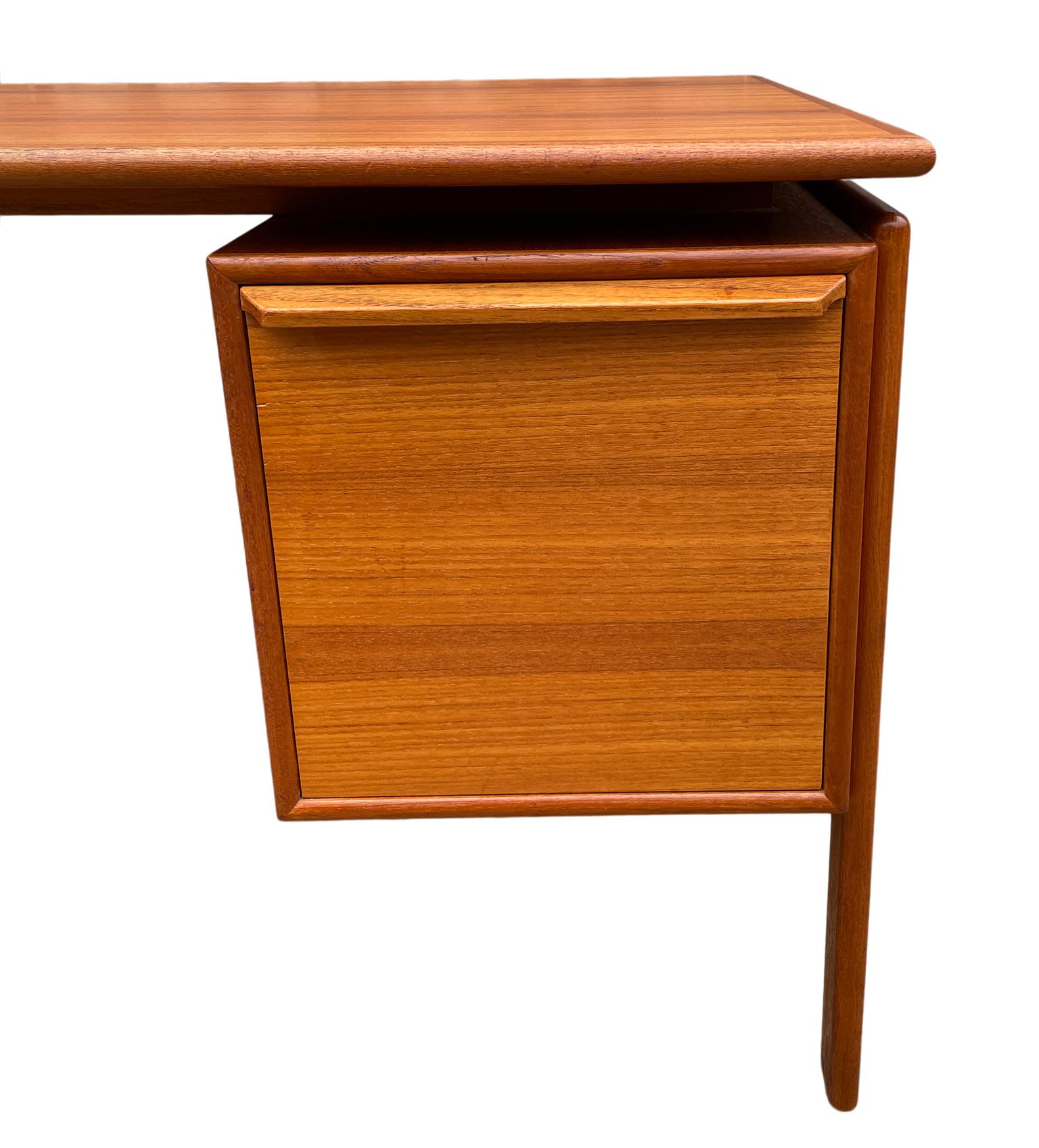 Midcentury Danish Modern Teak Large Knee Hole Desk 4 Drawers File Holder Clean 3
