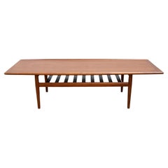 Table de cocktail rectangulaire en teck de style danois moderne du milieu du siècle dernier par Grete Jalk