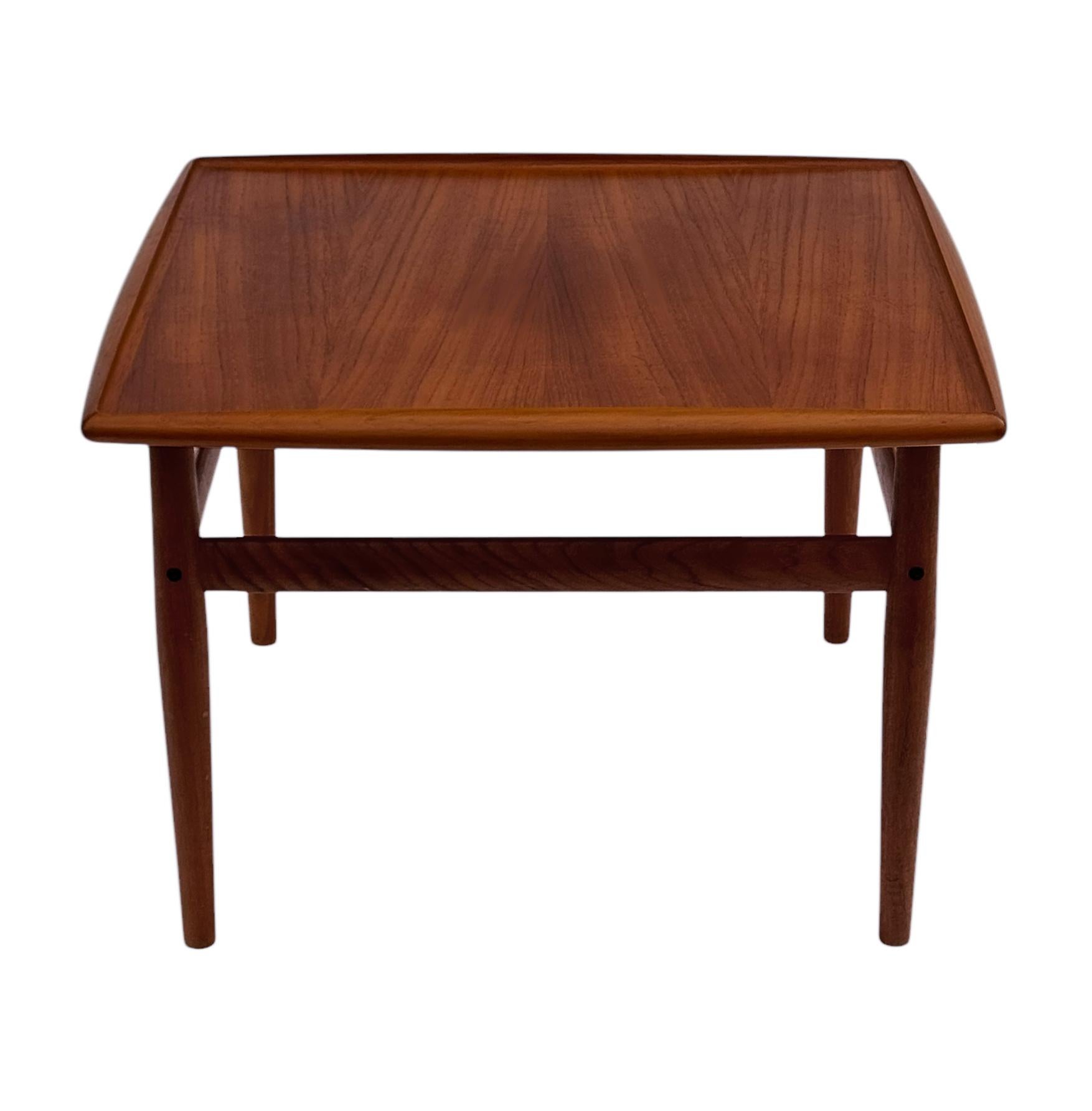 Scandinave moderne Table d'appoint en teck de style danois moderne du milieu du siècle dernier par Grete Jalk en vente
