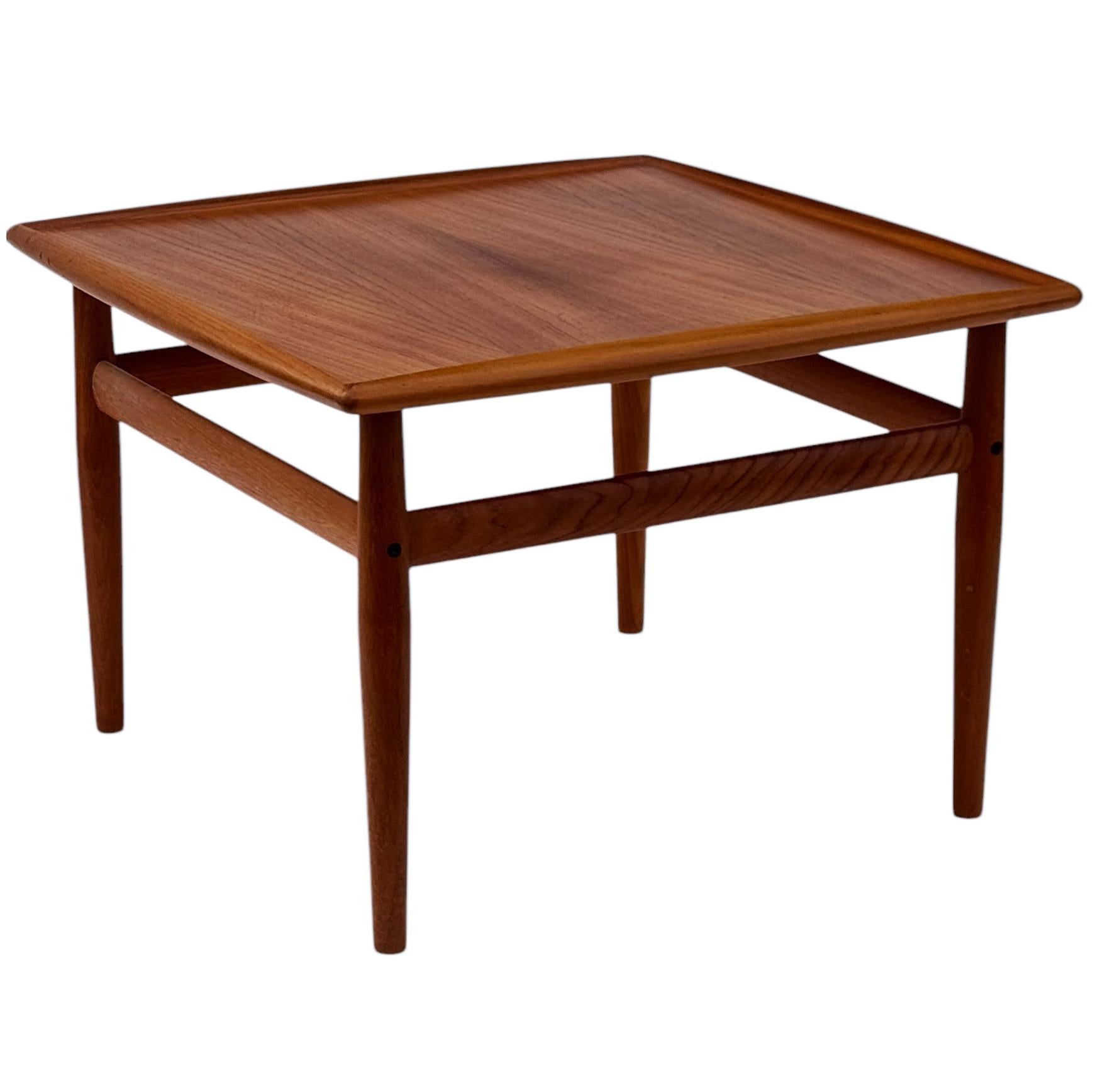 Danois Table d'appoint en teck de style danois moderne du milieu du siècle dernier par Grete Jalk en vente