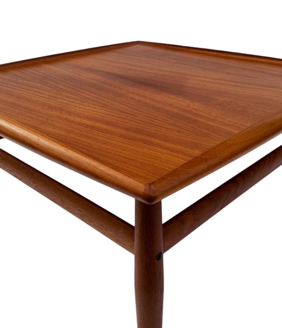 Table d'appoint en teck de style danois moderne du milieu du siècle dernier par Grete Jalk Bon état - En vente à Philadelphia, PA