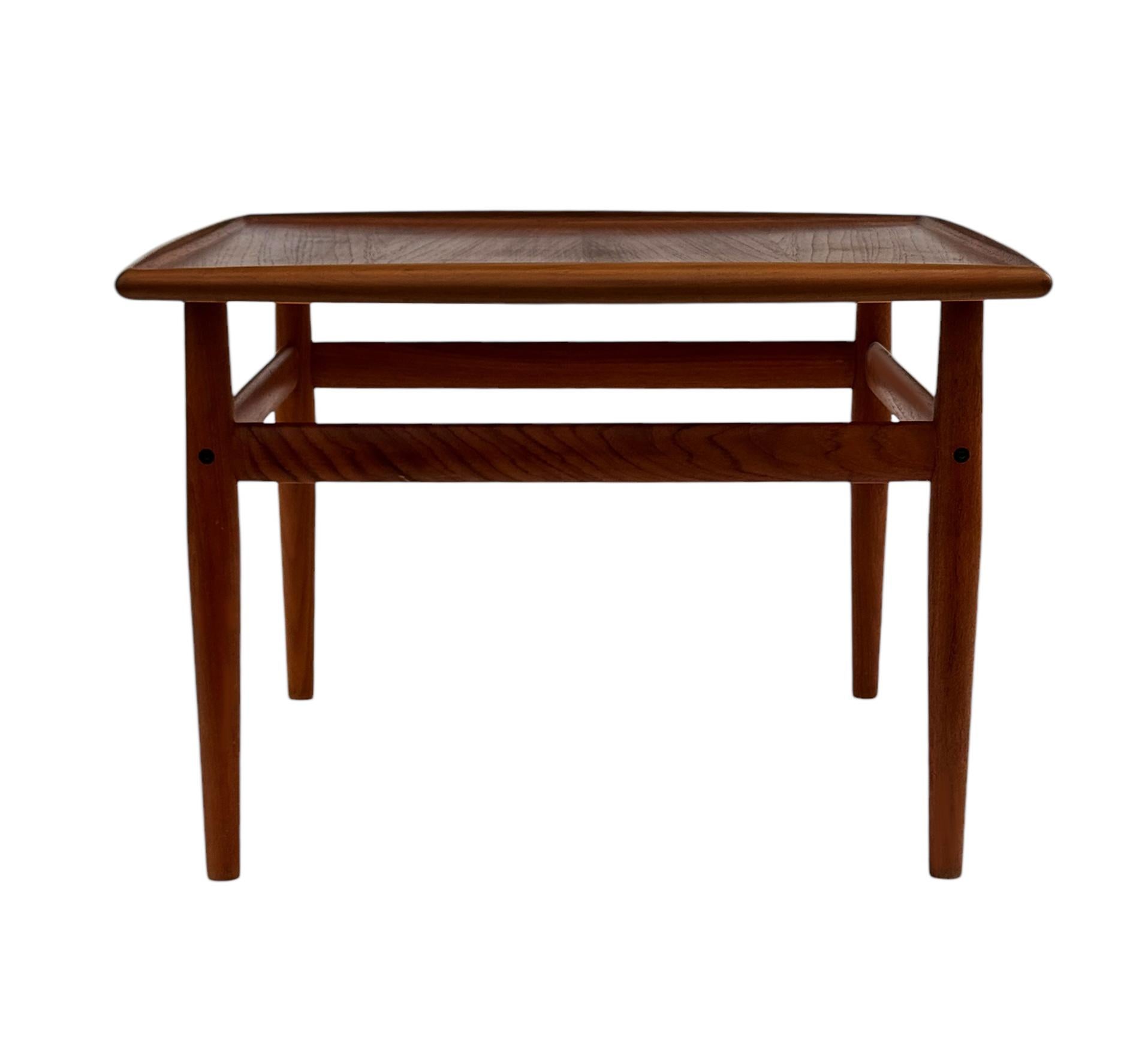 Milieu du XXe siècle Table d'appoint en teck de style danois moderne du milieu du siècle dernier par Grete Jalk en vente