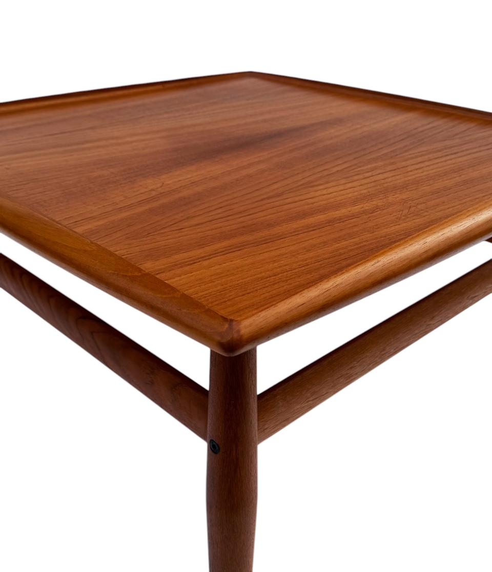 Teck Table d'appoint en teck de style danois moderne du milieu du siècle dernier par Grete Jalk en vente