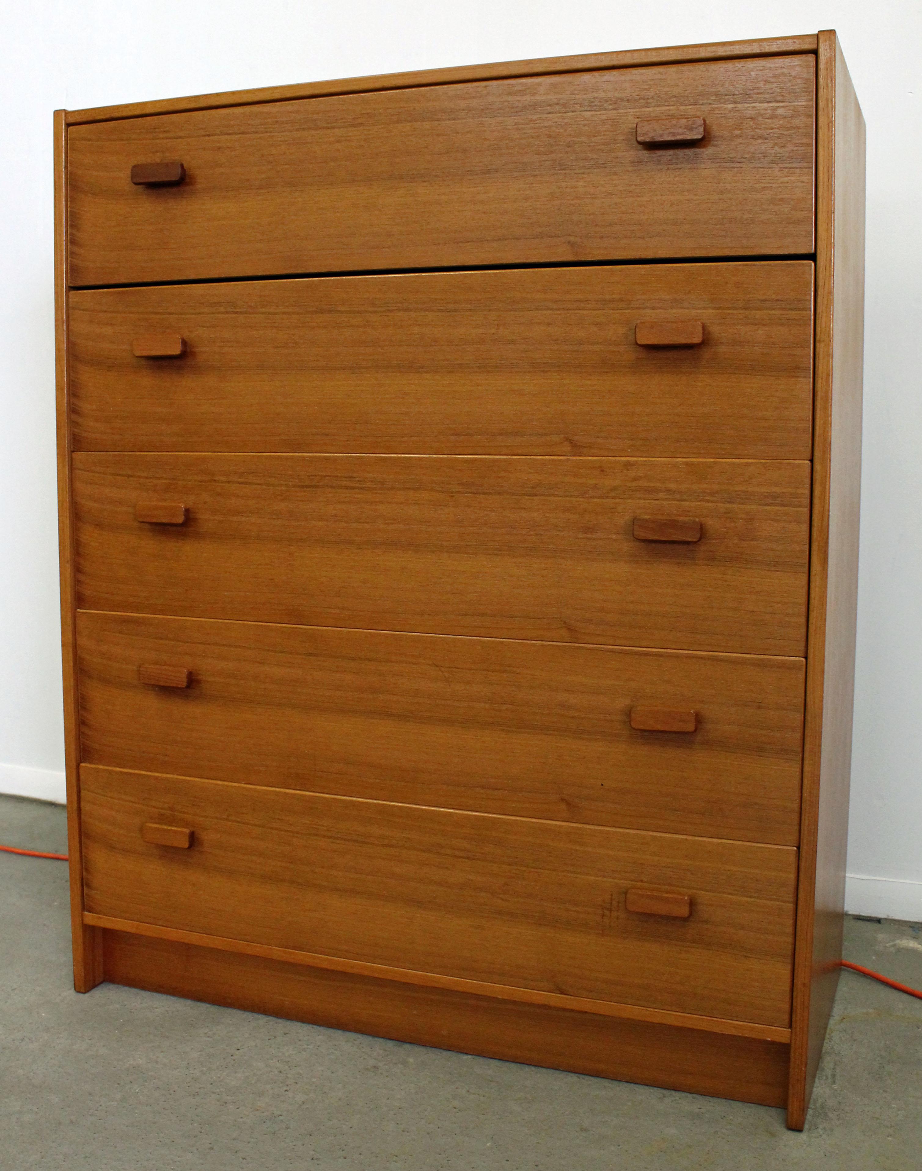 Offered is a Danish modern tall chest with sculpted pulls. The piece is made of teak and has 5 drawers. It is in good condition, shows some age wear, but nothing overly noticeable. It is not signed!

Dimensions:
34.75