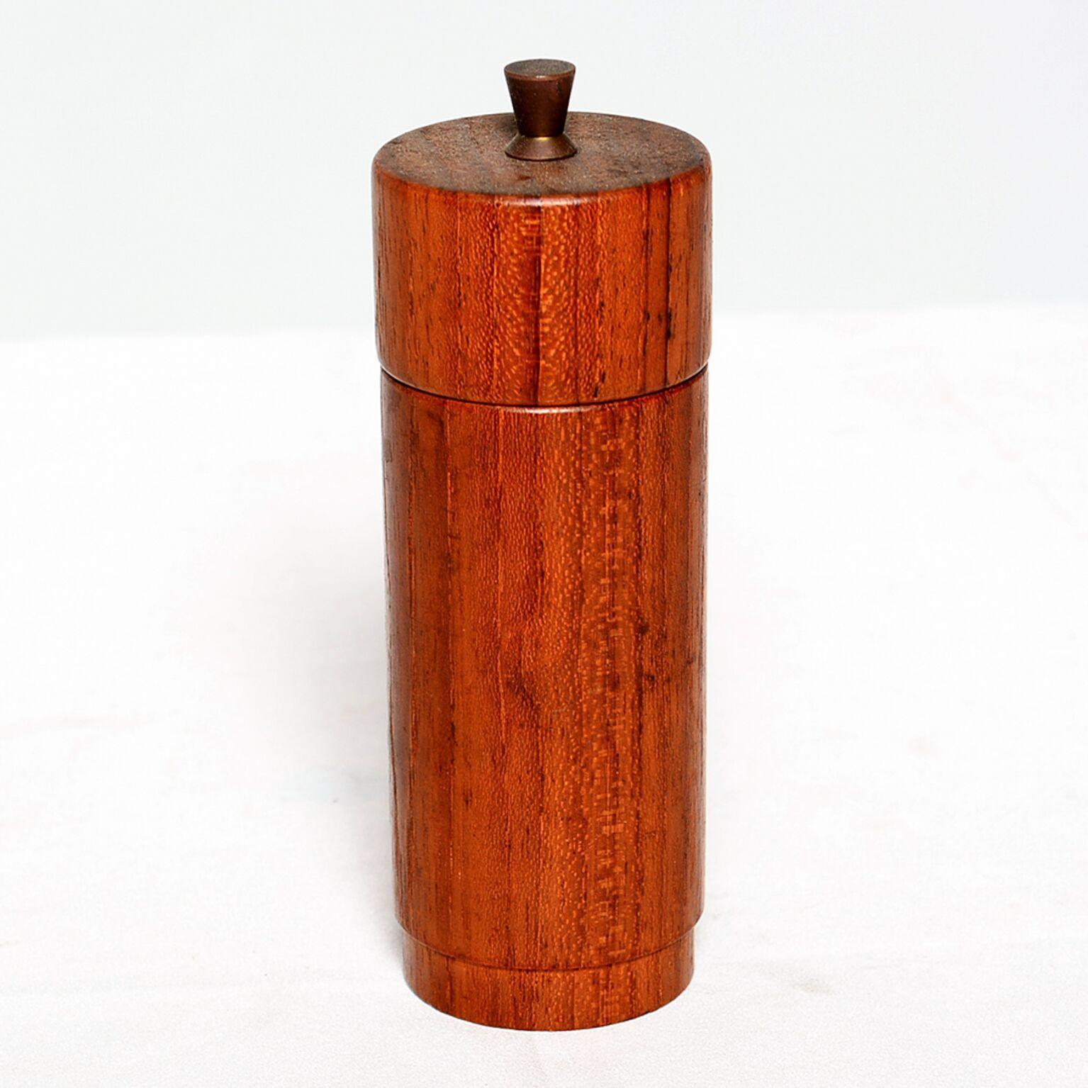 For your pleasure: Midcentury Danish vintage modern teak wood pepper mill grinder with brass accent.

Original unrestored vintage condition. See images please. 

Measures approx: diameter 2