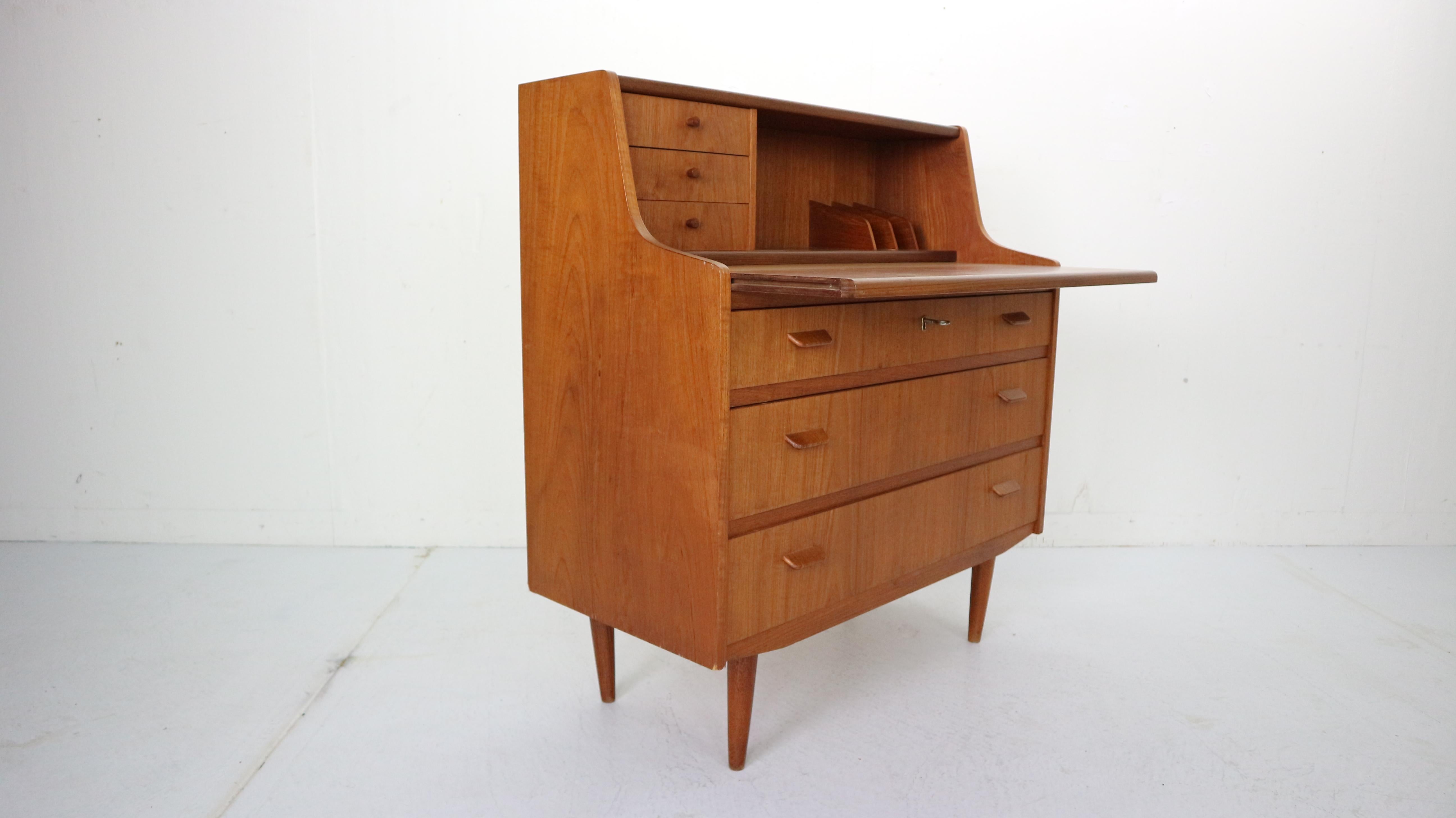 Midcentury Danish Modern Teak Wood Secretary Desk, Chest of Drawers, 1960s (Dänisch)