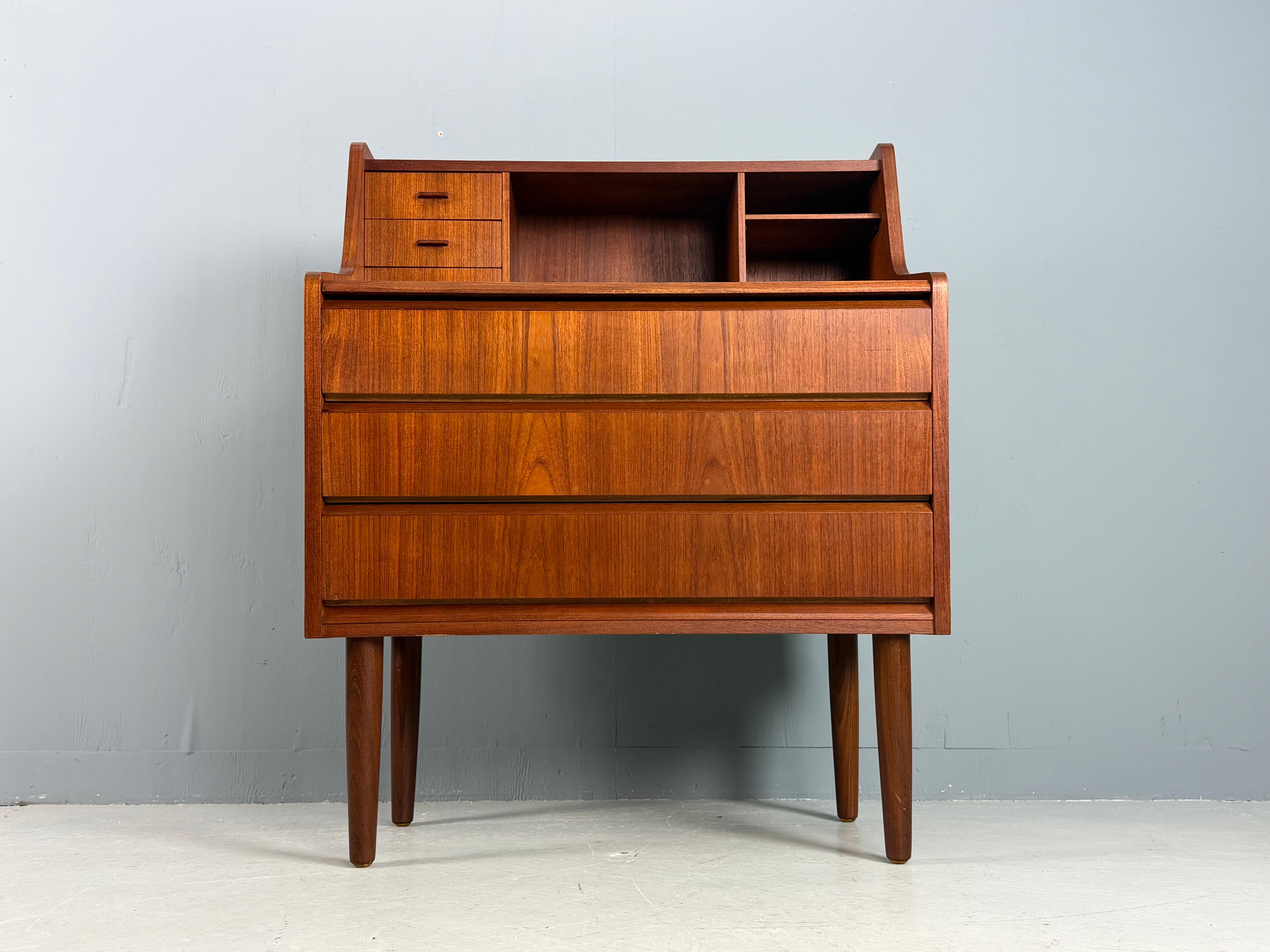 Bureau secrétaire en bois de teck moderne danois du milieu du siècle, 1960s Bon état - En vente à The Hague, NL