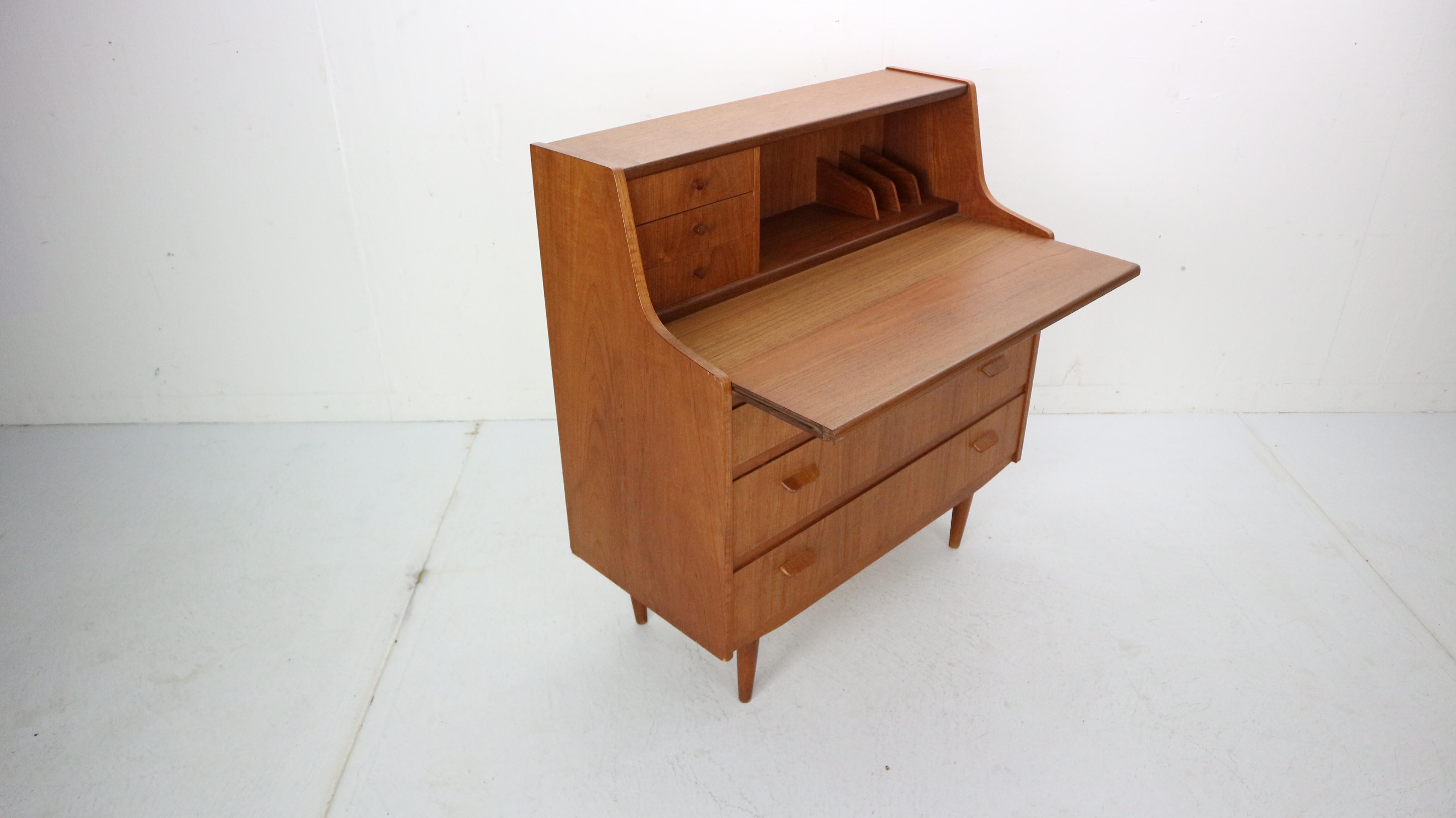 Midcentury Danish Modern Teak Wood Secretary Desk, Chest of Drawers, 1960s im Zustand „Gut“ in The Hague, NL