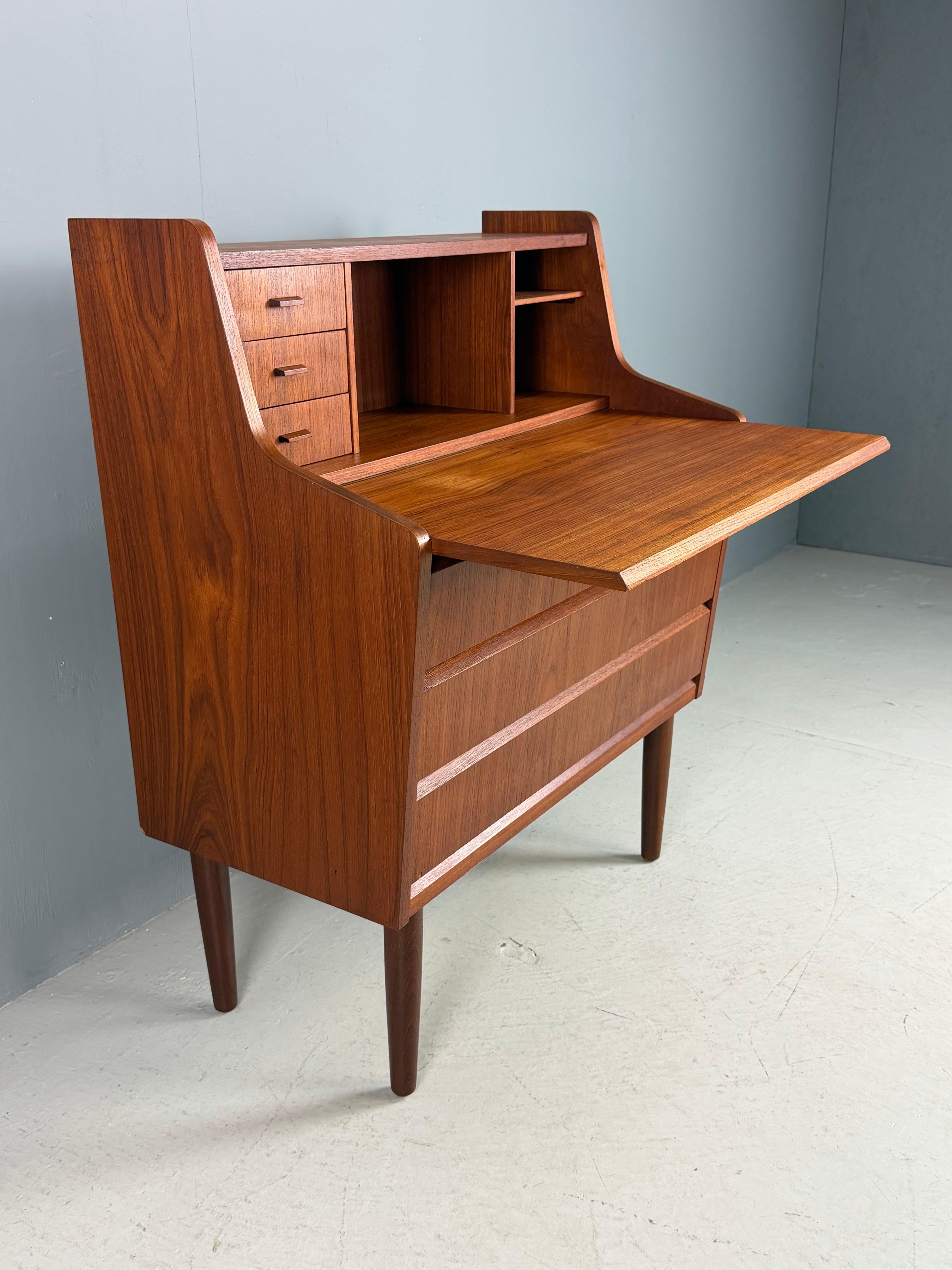 Milieu du XXe siècle Bureau secrétaire en bois de teck moderne danois du milieu du siècle, 1960s en vente