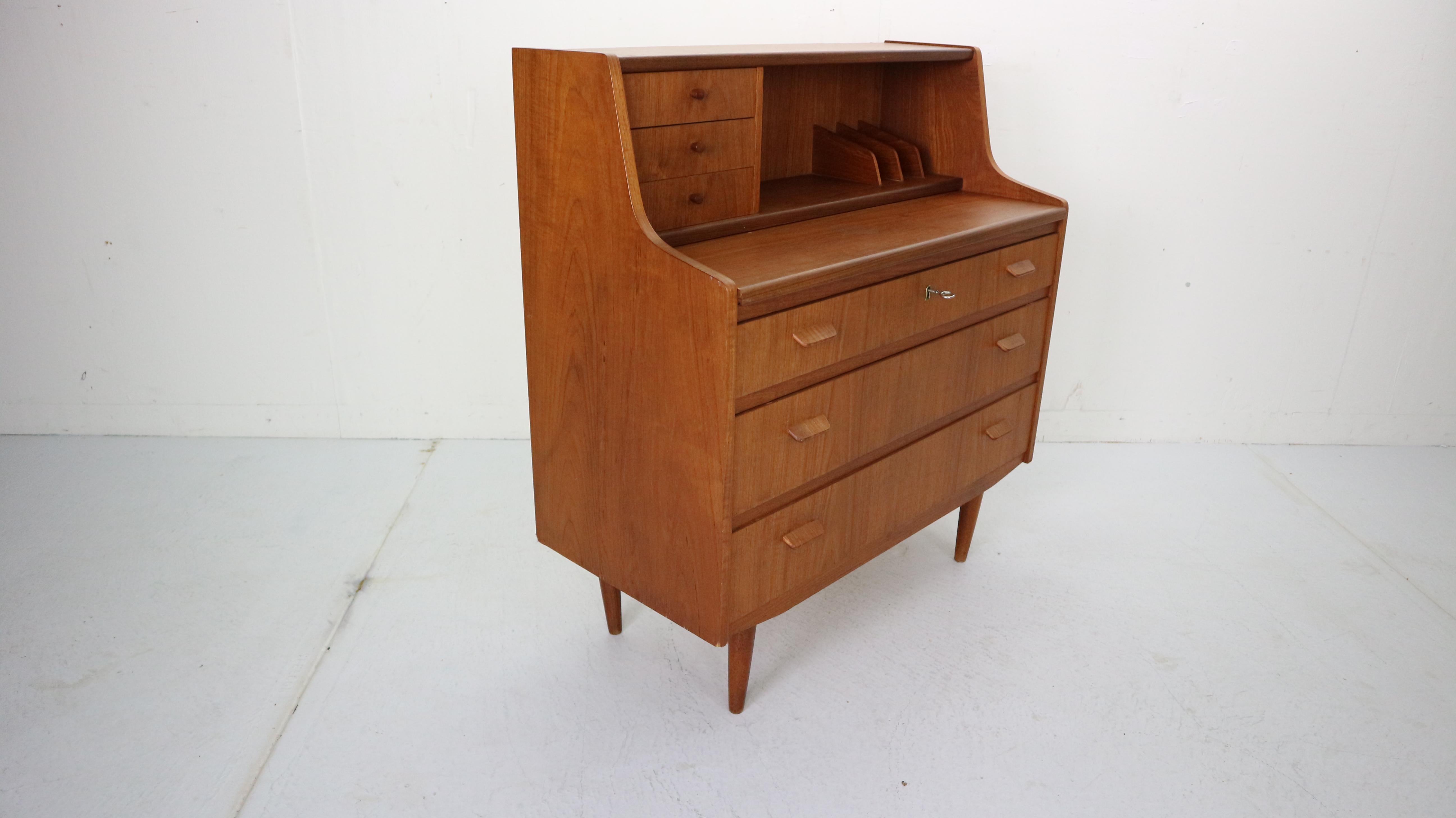 Midcentury Danish Modern Teak Wood Secretary Desk, Chest of Drawers, 1960s (Mitte des 20. Jahrhunderts)