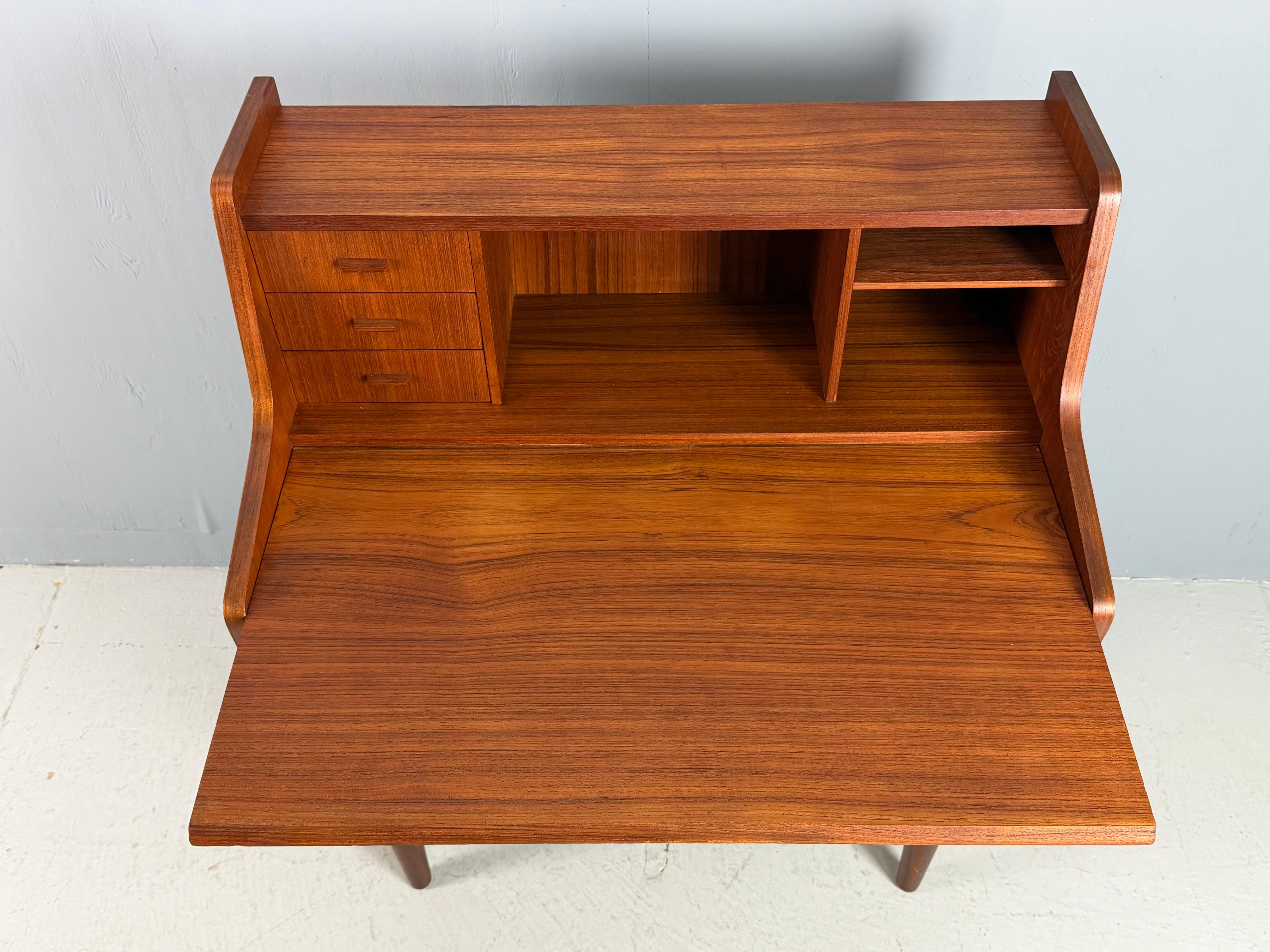 Teck Bureau secrétaire en bois de teck moderne danois du milieu du siècle, 1960s en vente