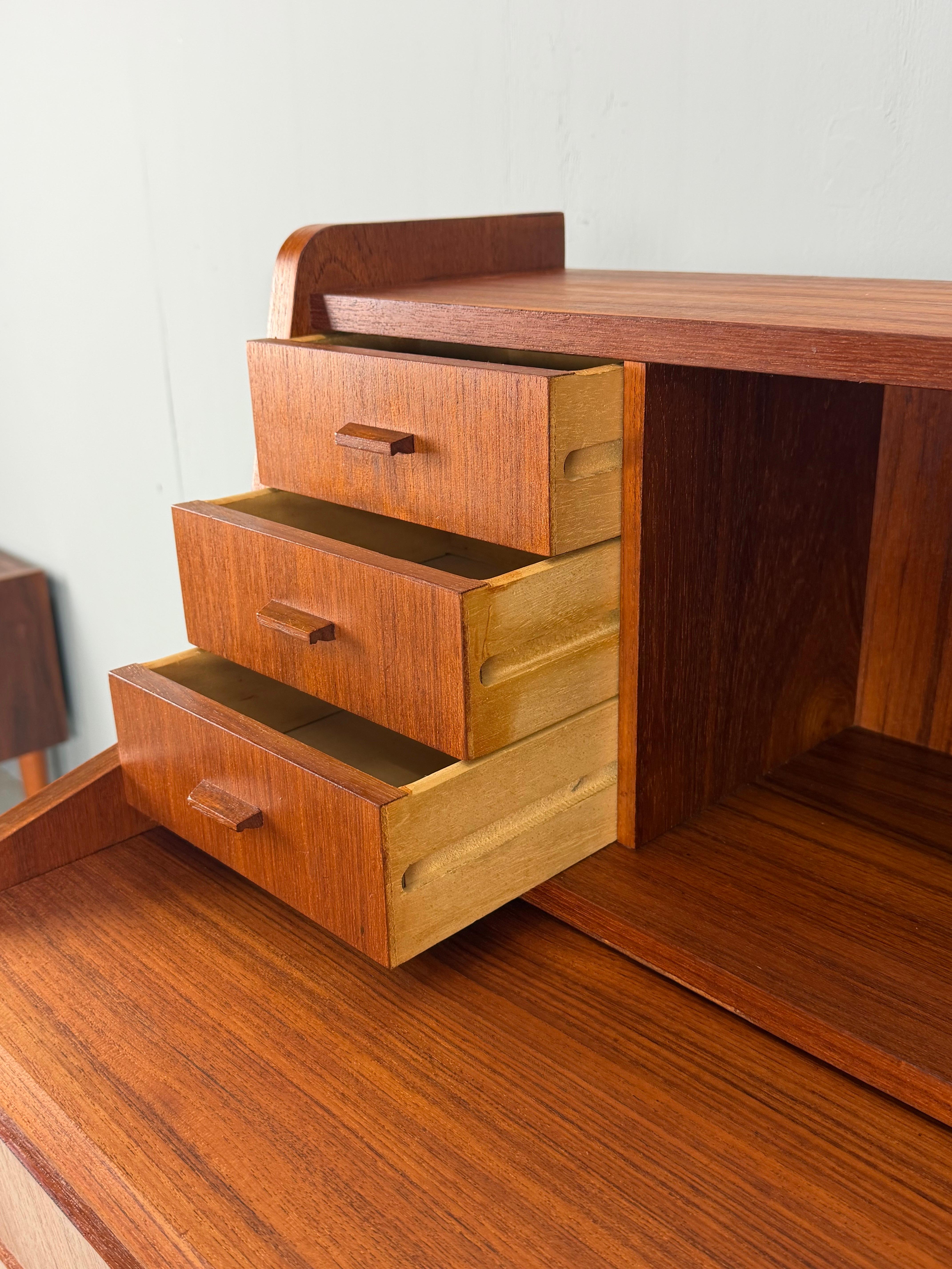 Bureau secrétaire en bois de teck moderne danois du milieu du siècle, 1960s en vente 2