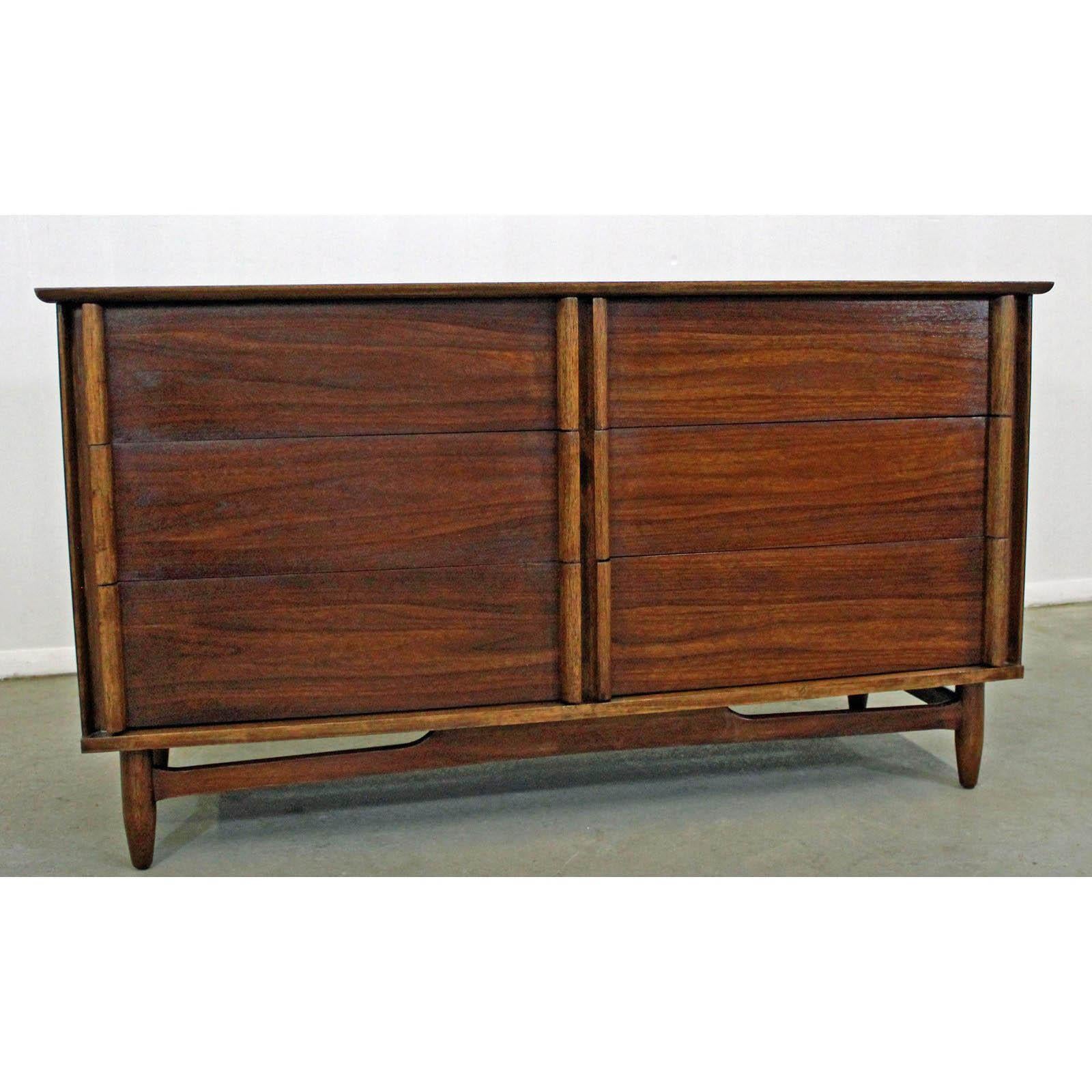 What a find. Offered is a gorgeous Mid-Century Modern walnut dresser with flared edges and six drawers (not dovetailed). The two top right drawers have dividers (see pics). It is in very good condition for its age, has been refinished, shows minor