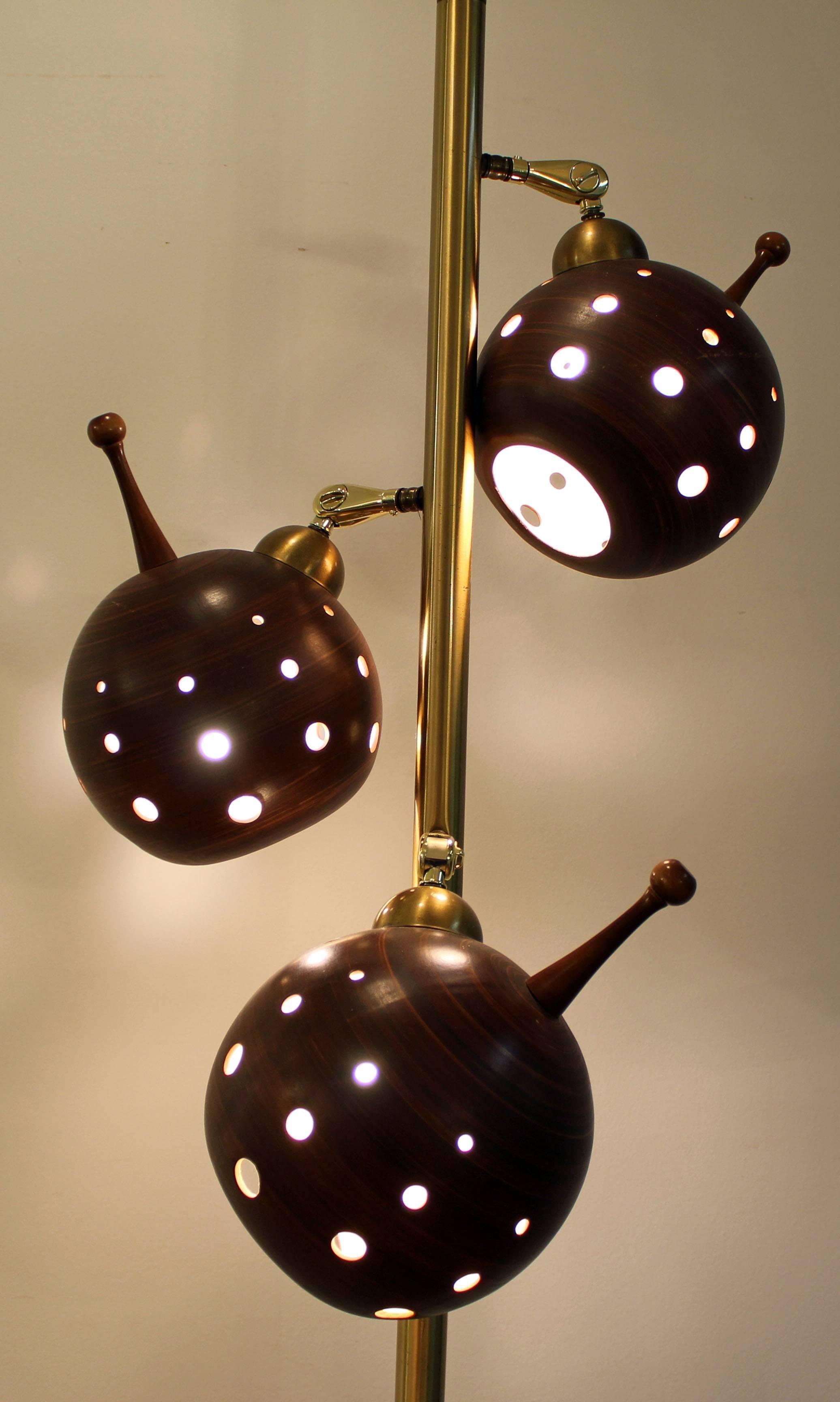 Midcentury Danish Modern Walnut Brass Three-Way Tension Pole Lamp In Excellent Condition In Wilmington, DE