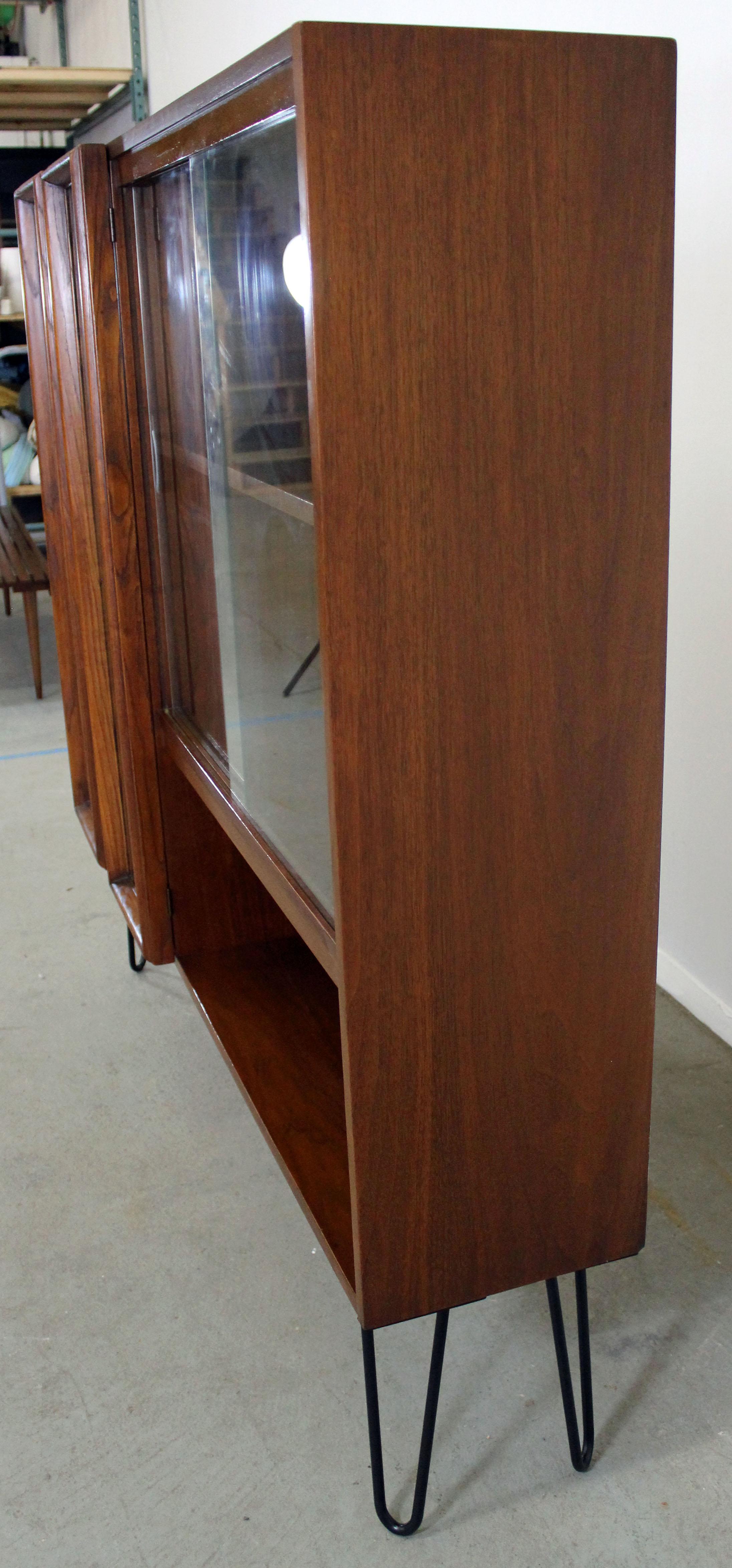 Midcentury Danish Modern Walnut Glass Door Bookcase/Shelf on Hairpin Legs In Good Condition In Wilmington, DE