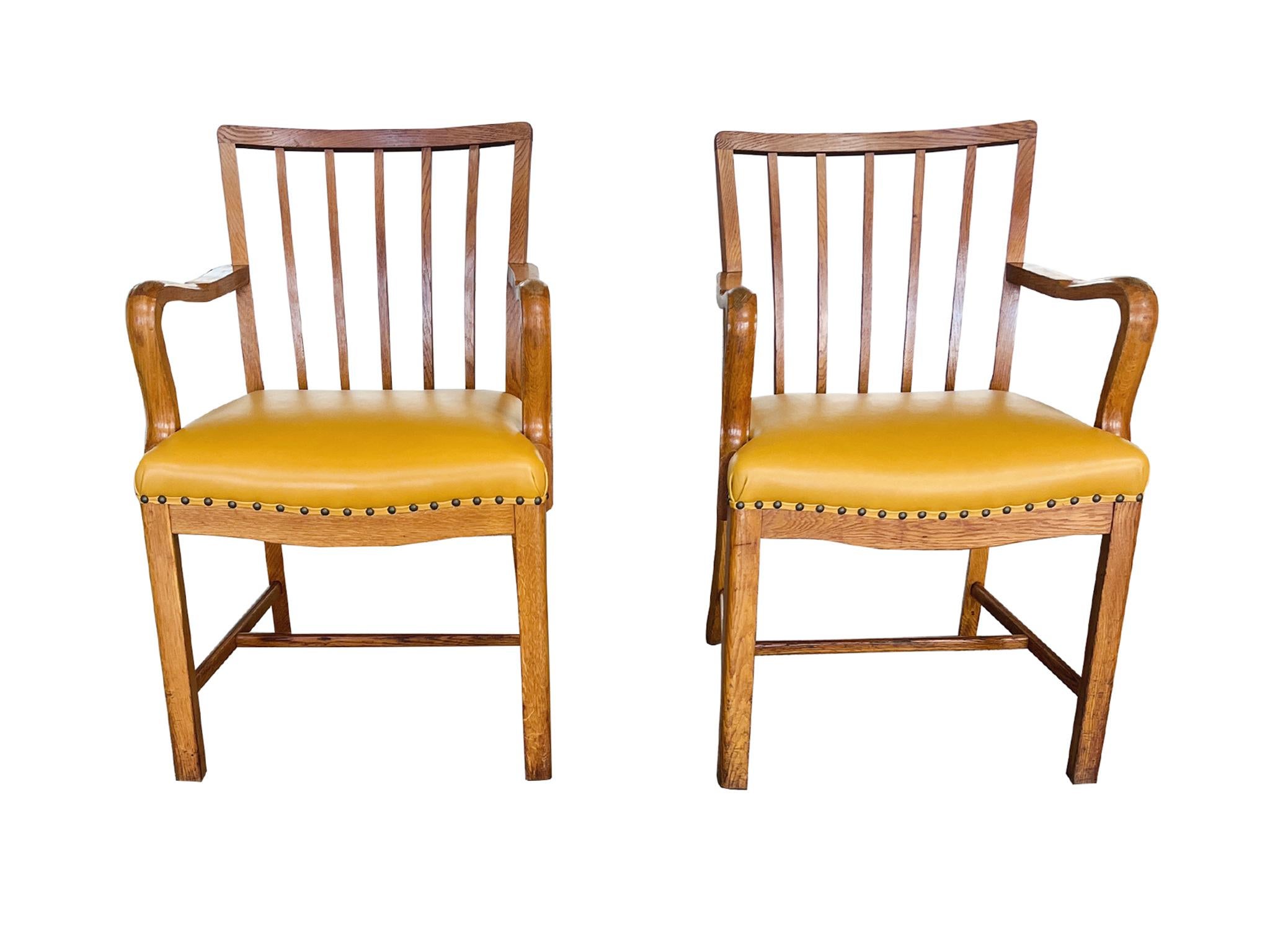 Realizzate originariamente negli anni '40, queste sedie sono state progettate dall'architetto danese Steen Eiler Rasmussen. Sono costituite da telai in Oak e rivestite con nuova pelle gialla. Le borchie con testa di chiodo rivestono la seduta. Lo