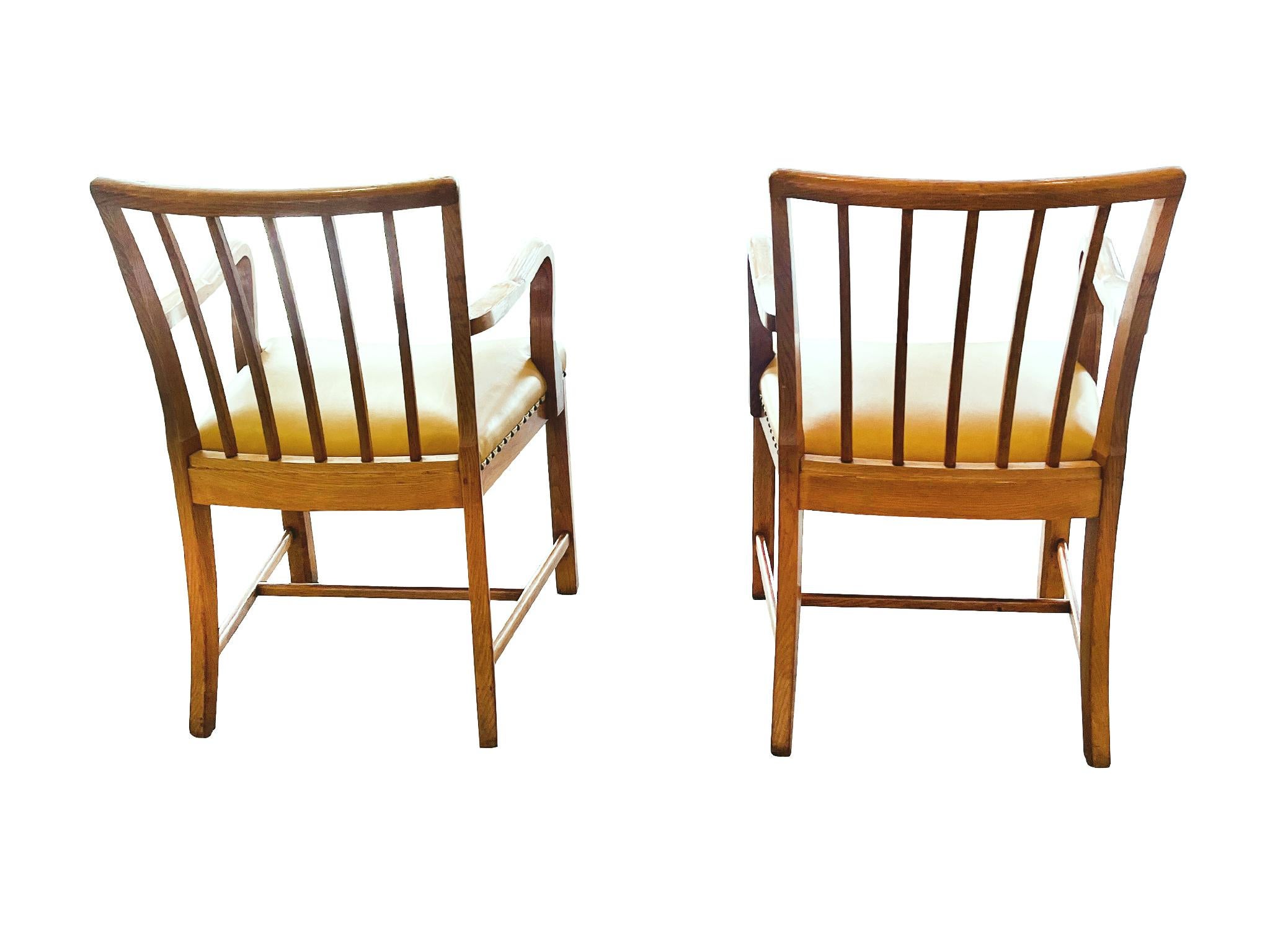 Scandinavo moderno Poltrone danesi di metà secolo in Oak e pelle di Steen Eiler Rasmussen - una coppia in vendita