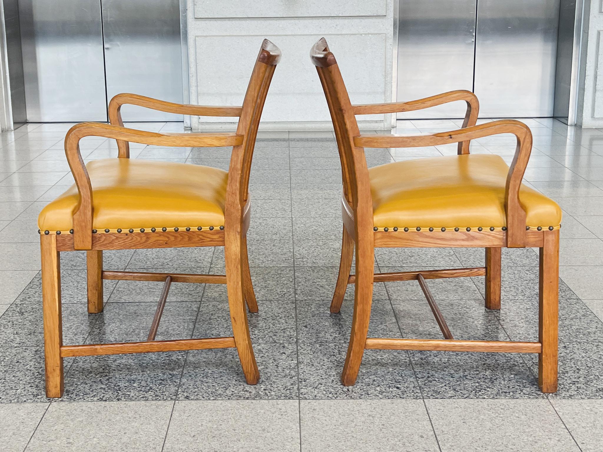 Poltrone danesi di metà secolo in Oak e pelle di Steen Eiler Rasmussen - una coppia In condizioni buone in vendita a New York, NY