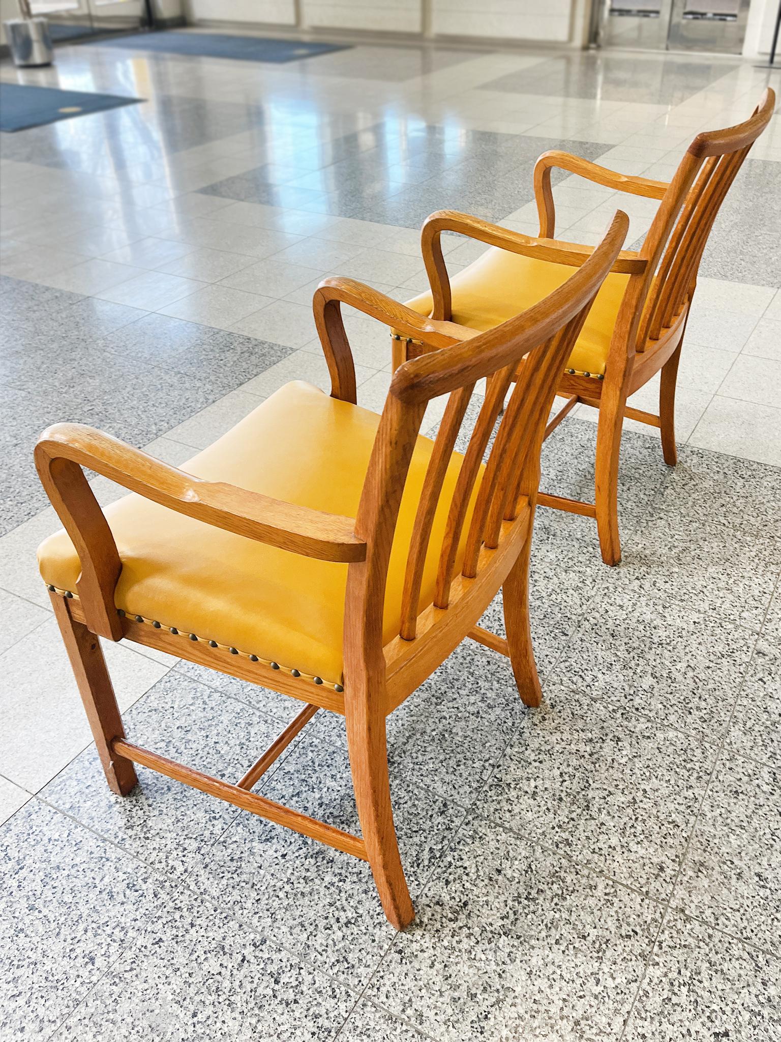Poltrone danesi di metà secolo in Oak e pelle di Steen Eiler Rasmussen - una coppia in vendita 1