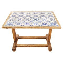 Table basse danoise du milieu du siècle dernier en chêne avec plateau en porcelaine et carreaux