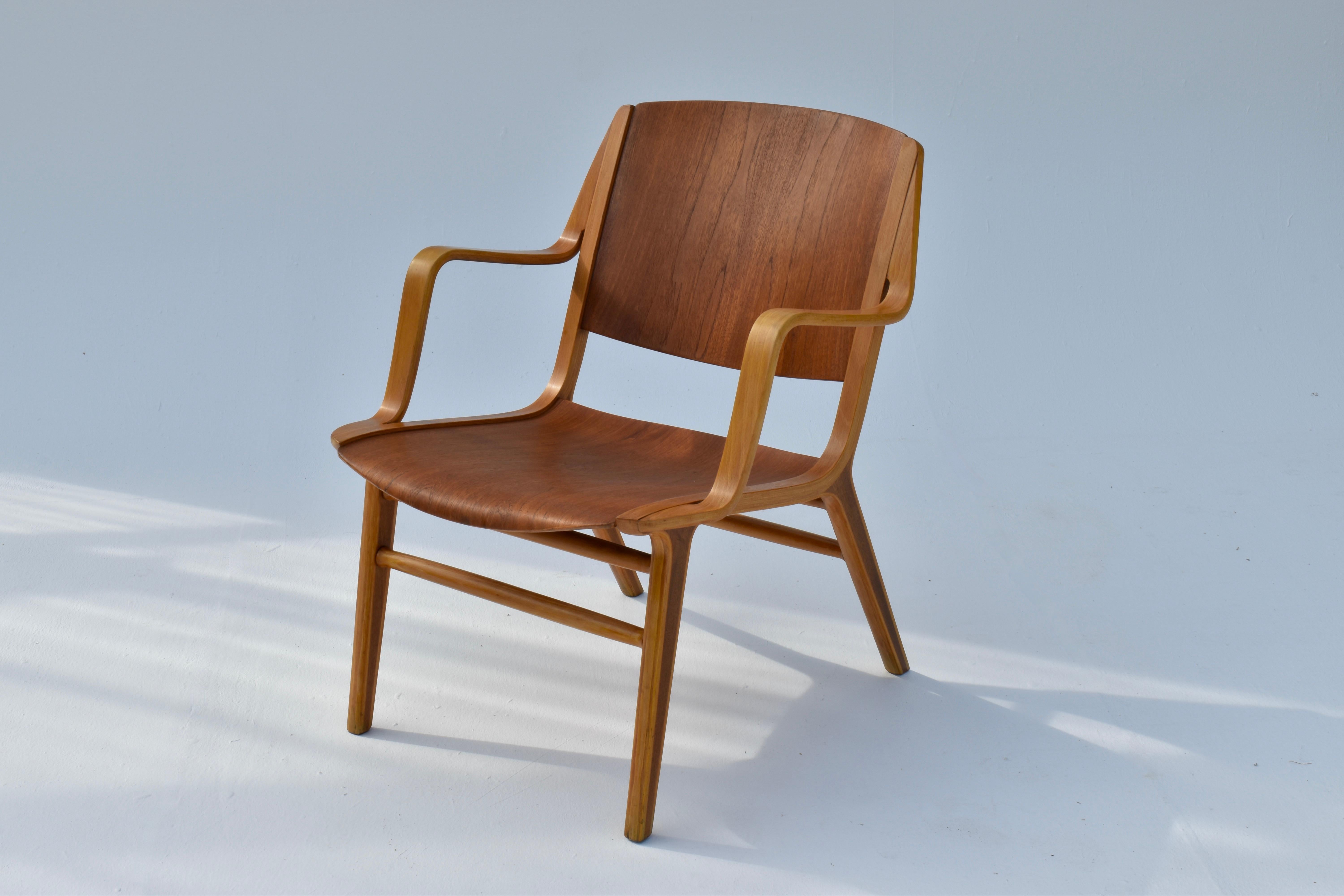 A timeless and historically important design by the architect Hvidt & Molgaard Nielsen which began production in 1950.

This chair used revolutionary construction techniques by bending laminated timber in both directions and wrapping the laminate