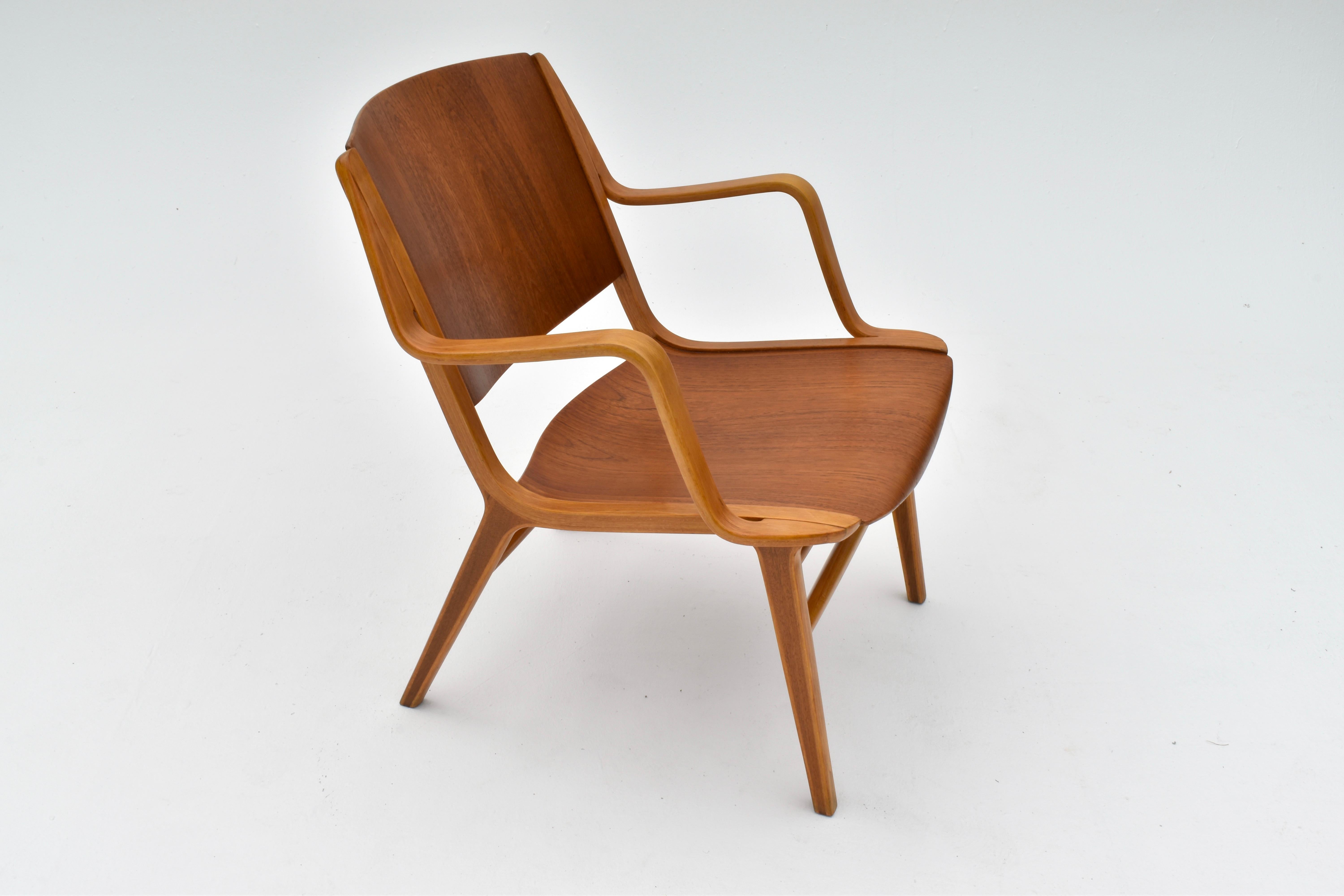 A timeless and historically important design by the architect Hvidt & Molgaard Nielsen which began production in 1950.

This chair used revolutionary construction techniques by bending laminated timber in both directions and wrapping the laminate