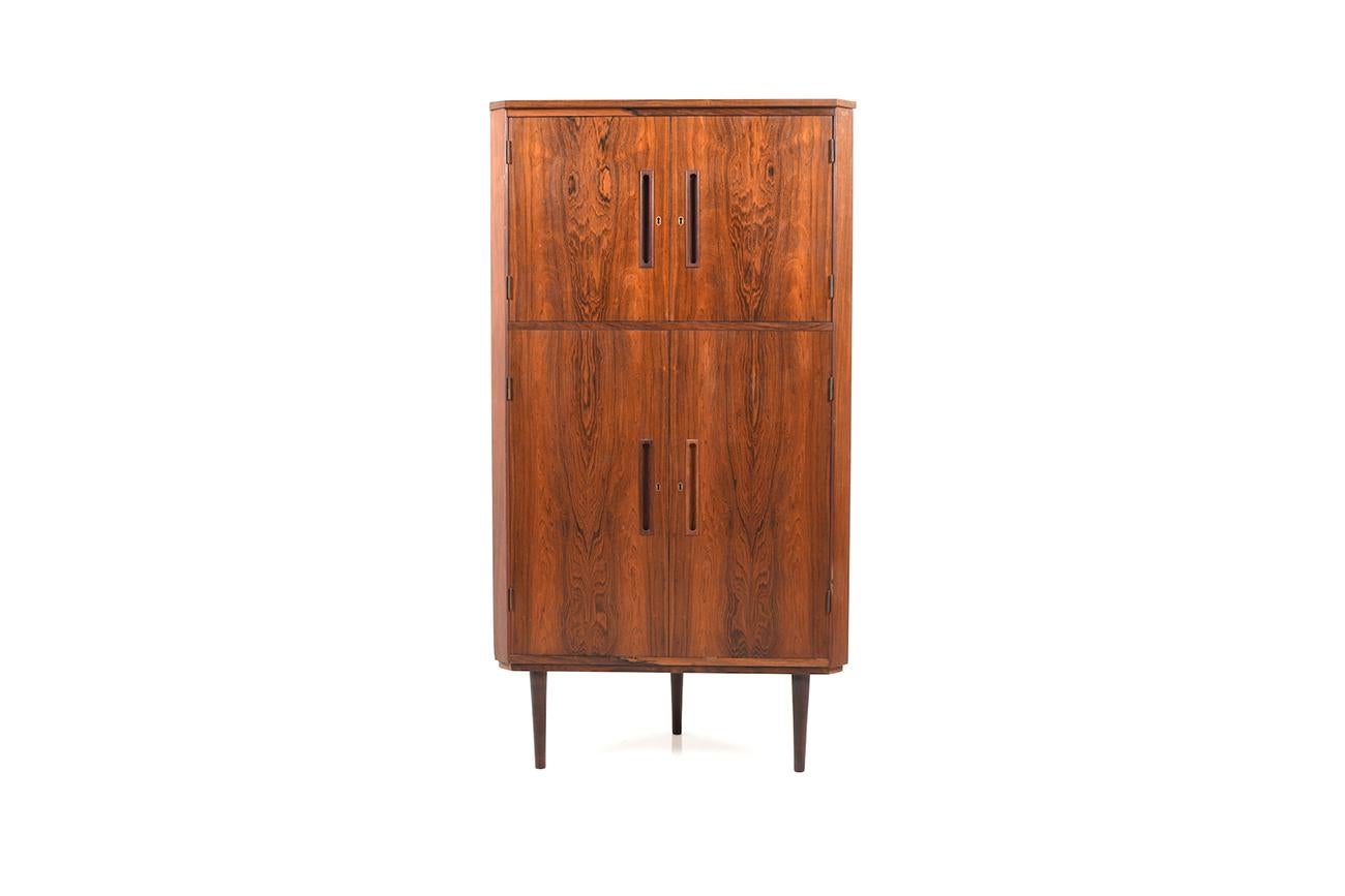 Fine Danish corner cabinet in rosewood. Front with four doors. Behind the doors with shelves. Standing on conical round legs. Good vintage condition, early 1960s.

Size: 49.0 x 86.5 x 160.5 CM (D x W x H), thigh deep: 61.0 CM.
