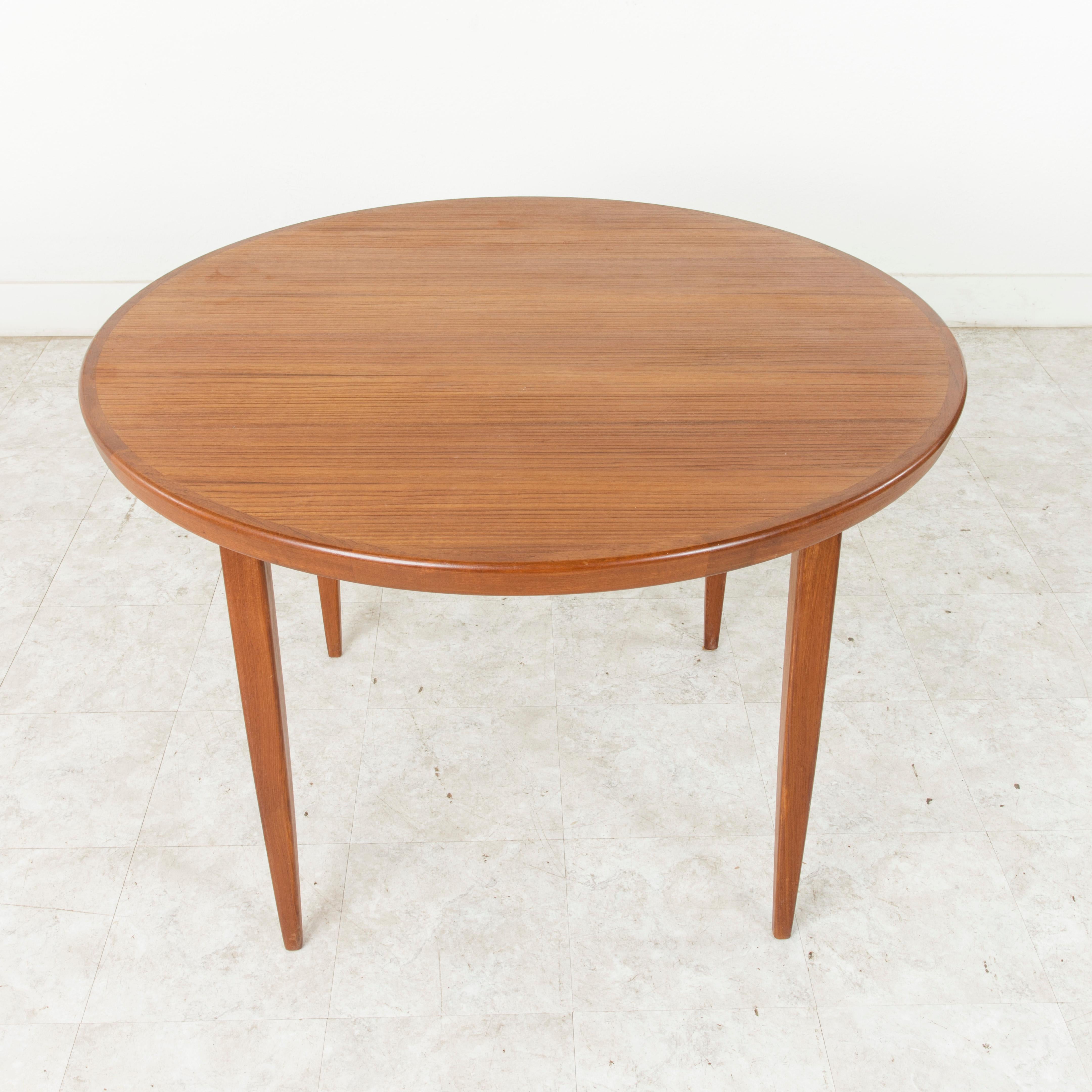 Midcentury Danish Round Teak Table and Four Chairs by Niels Koefoed, Hornslet In Good Condition In Fayetteville, AR