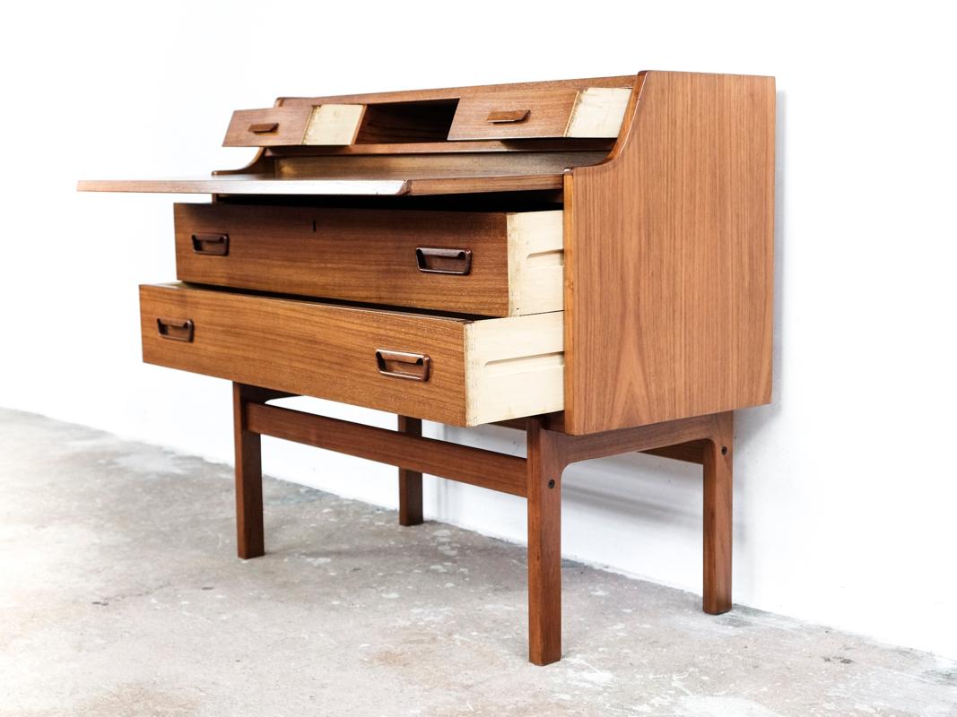 Midcentury secretary desk designed by Arne Wahl Iversen and manufactured by Vinde Møbelfabrik in Denmark in the 1960s. Compact piece of furniture with all the functionality of a true desk. The secretary desk has a beautiful design and high quality