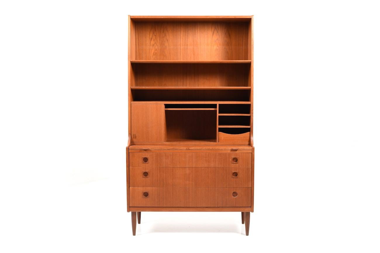 Midcentury Danish secretary in teak. Front with three big drawers, extendible writing surface and on top with open storage compartments and a small drawers.


Size:
45.0 / 73.0 x 100.0 x 175.5 CM ( D x W x H ), recording height: 71.5 CM.
 