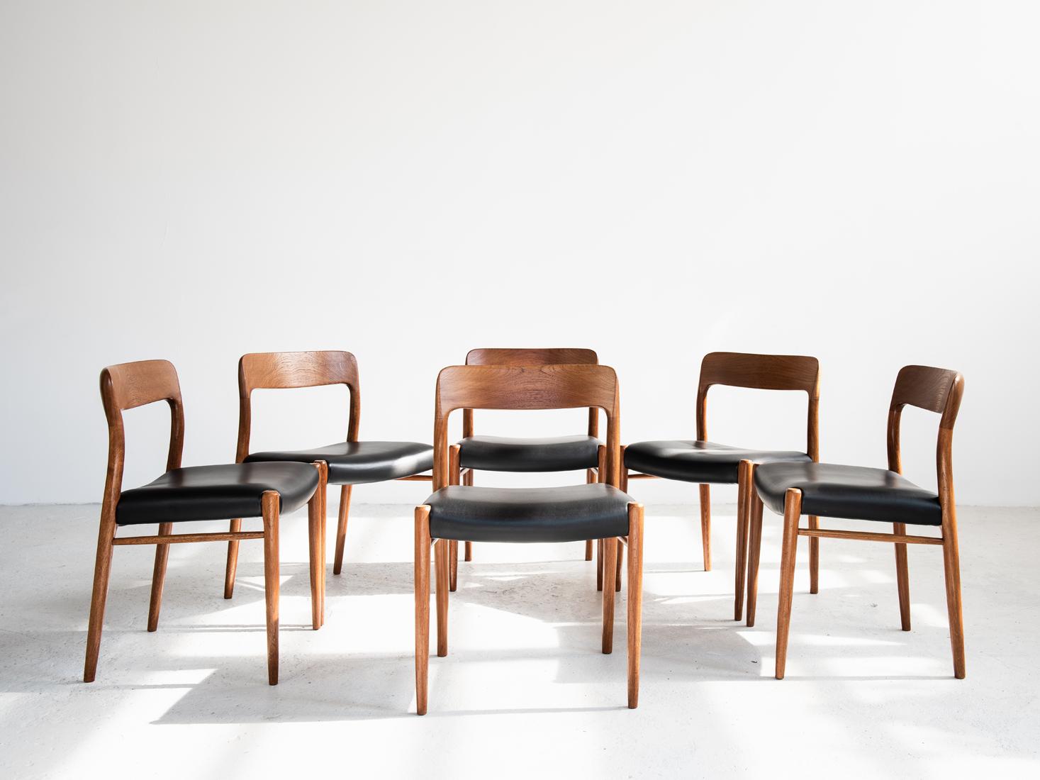 Midcentury set of 6 chairs model 75 designed by Niels O. Møller and manufactured by J.L. Møller in Denmark in the 1960s. It is top quality! The chairs are labelled by the manufacturer. They are made of solid teak and the original black leather. The