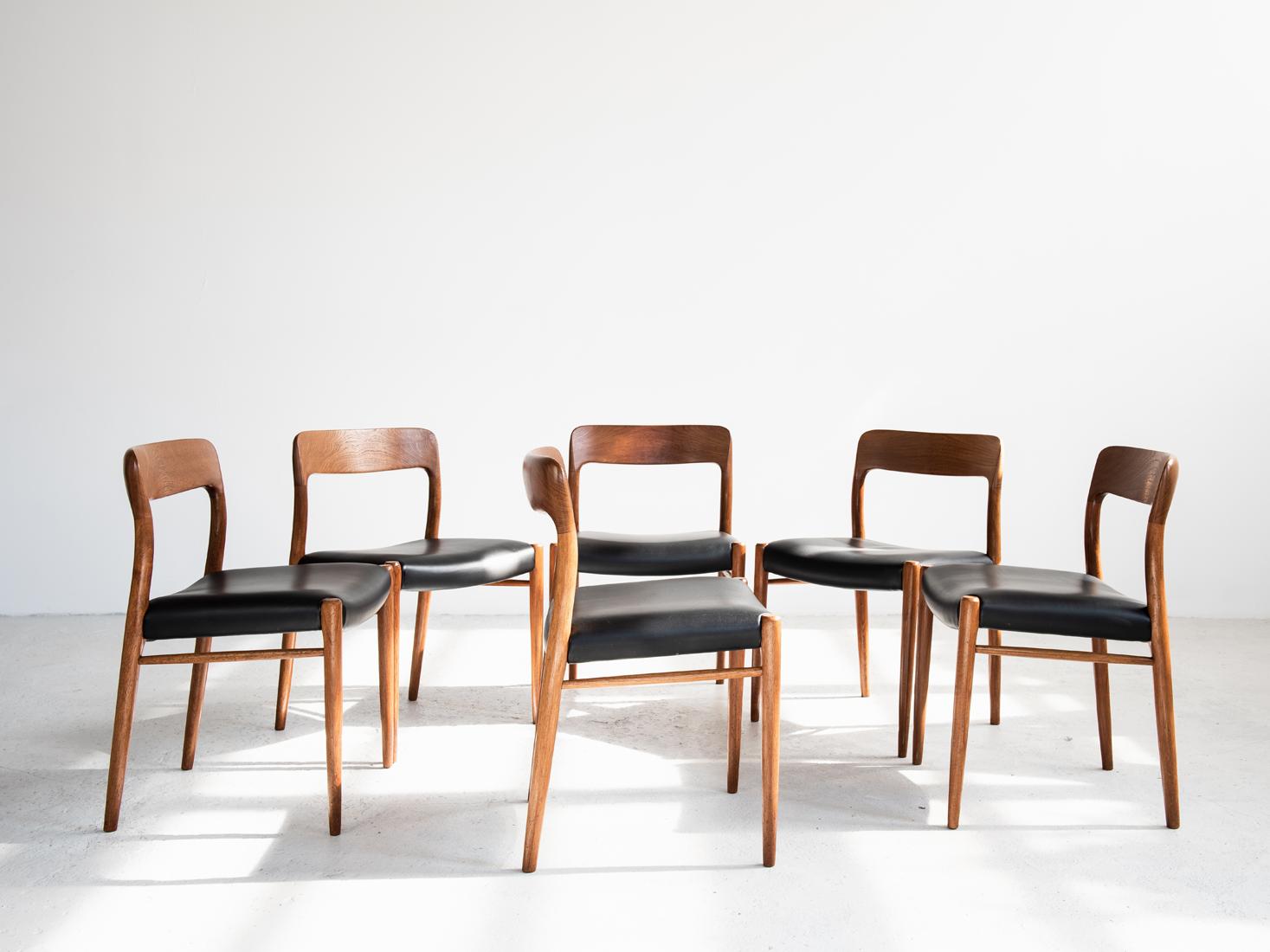 Midcentury Danish Set of 6 Chairs in Teak and Leather by Møller In Good Condition In Beveren, BE