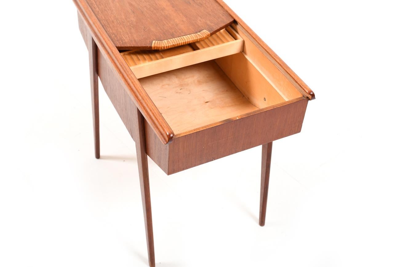 Midcentury Danish Sewing Table in Teak In Good Condition For Sale In Handewitt, DE