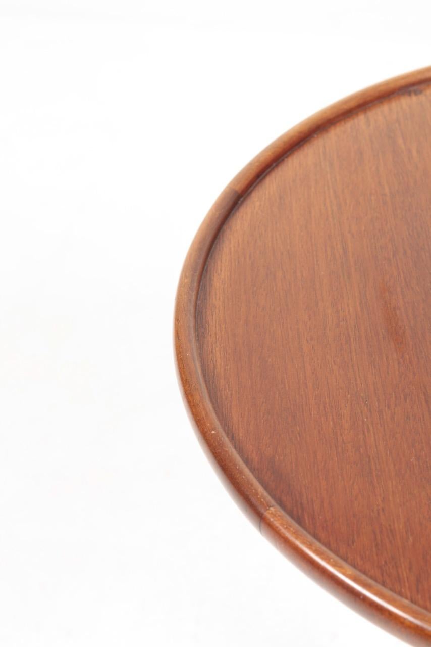 Elegant side table in mahogany by designer and cabinetmaker Lysberg Hansen & Terp. Made in Denmark. Great original condition.