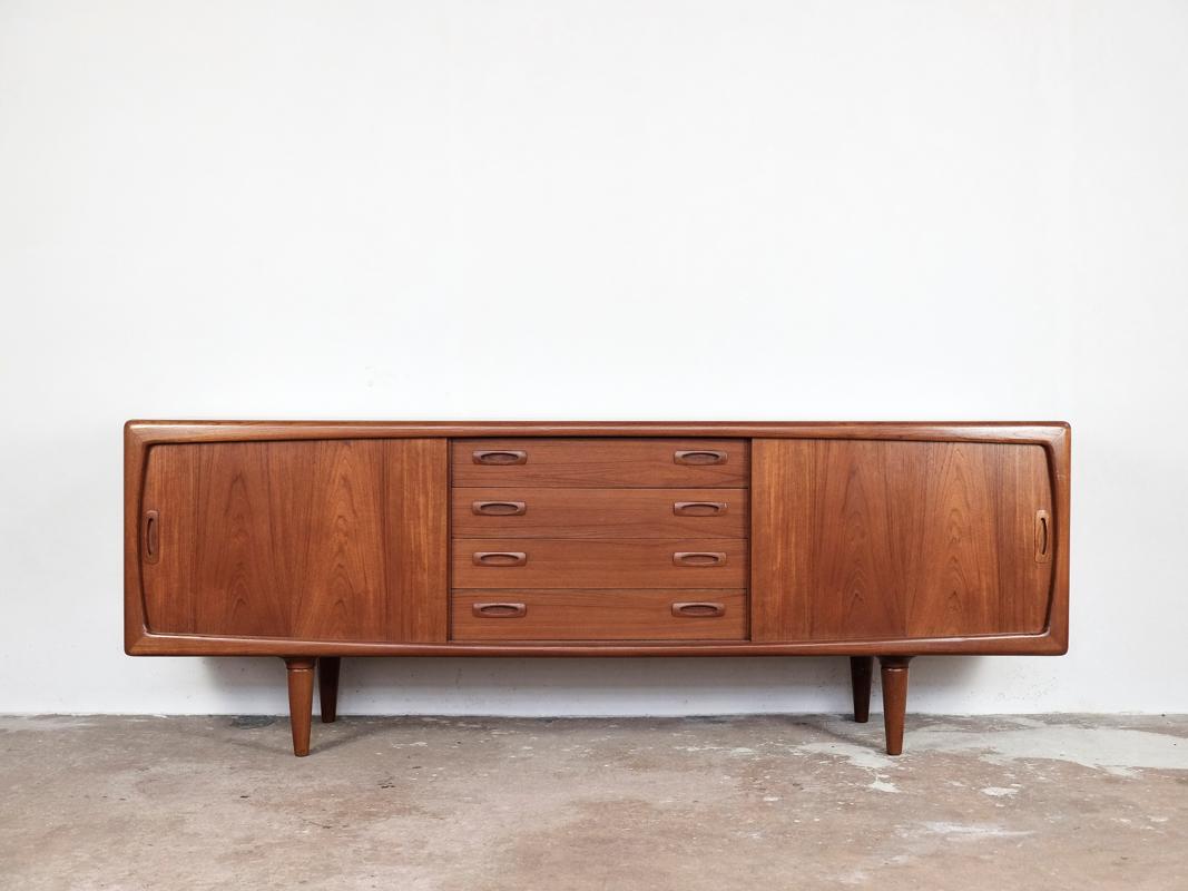 Midcentury sideboard designed and manufactured by HP Hansen in Denmark in the 1960s. It has very beautiful drawings in the wood. All the corners are rounded and in solid teak. A true masterpiece by master cabinetmaker Hansen. The sideboard is in