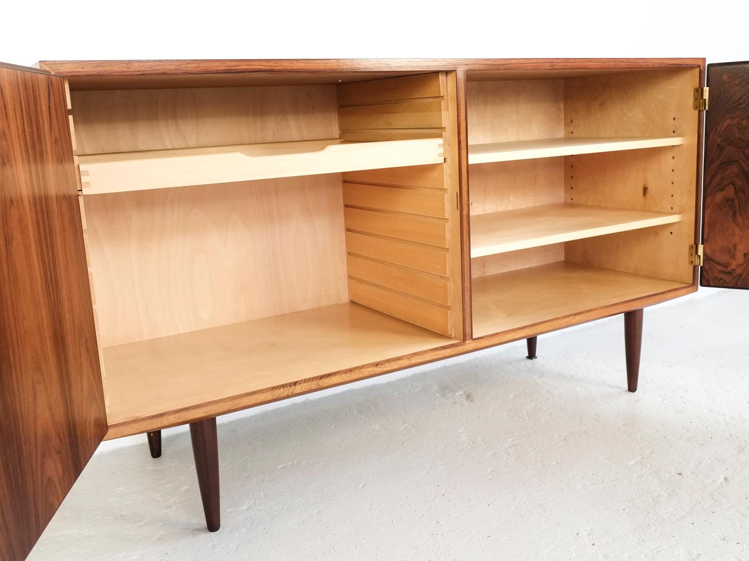 Midcentury Danish Sideboard with 2 Doors in Rosewood by Hundevad 1960s In Good Condition For Sale In Beveren, BE