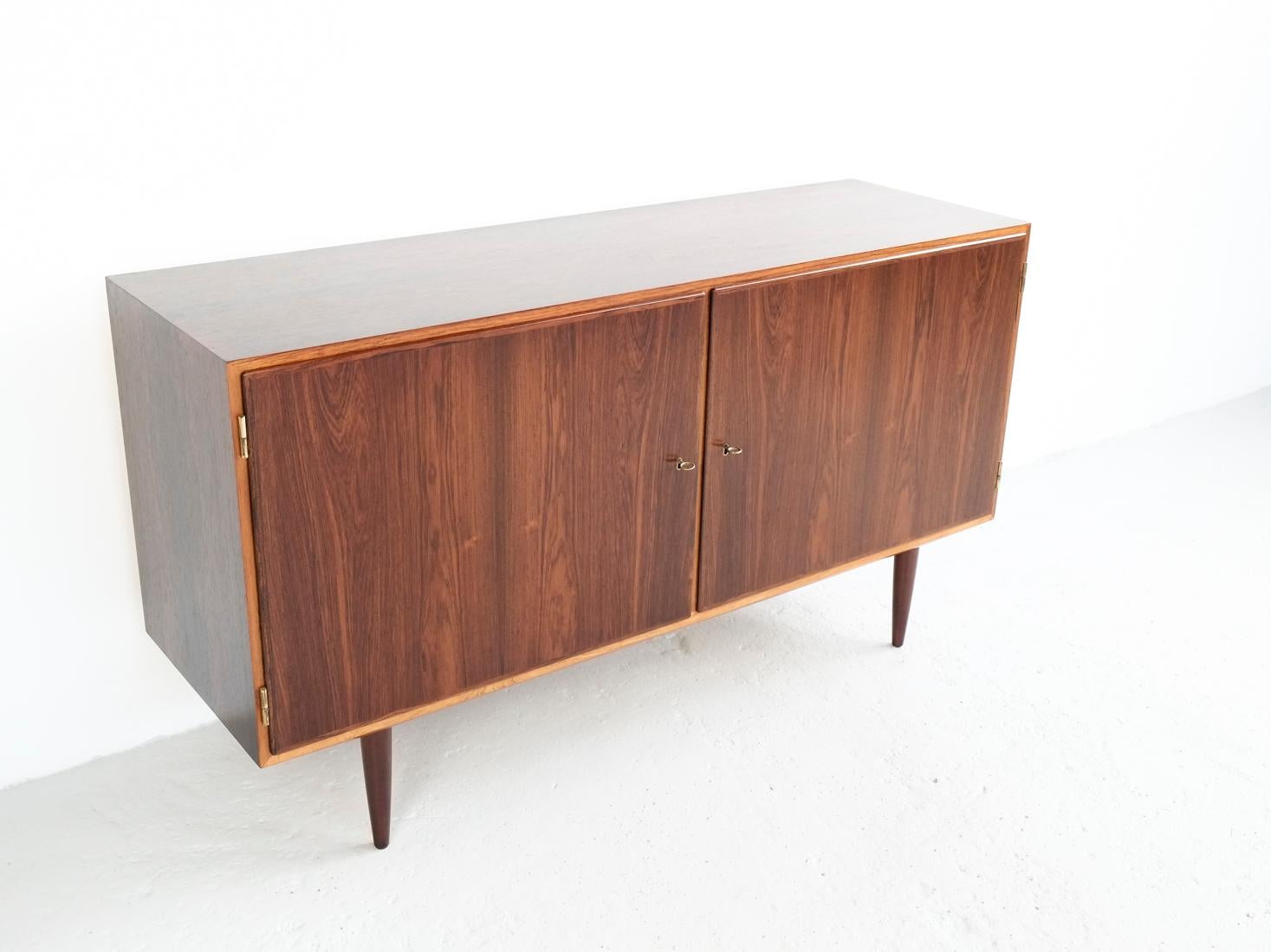 Midcentury Danish Sideboard with 2 Doors in Rosewood by Hundevad 1960s For Sale 3