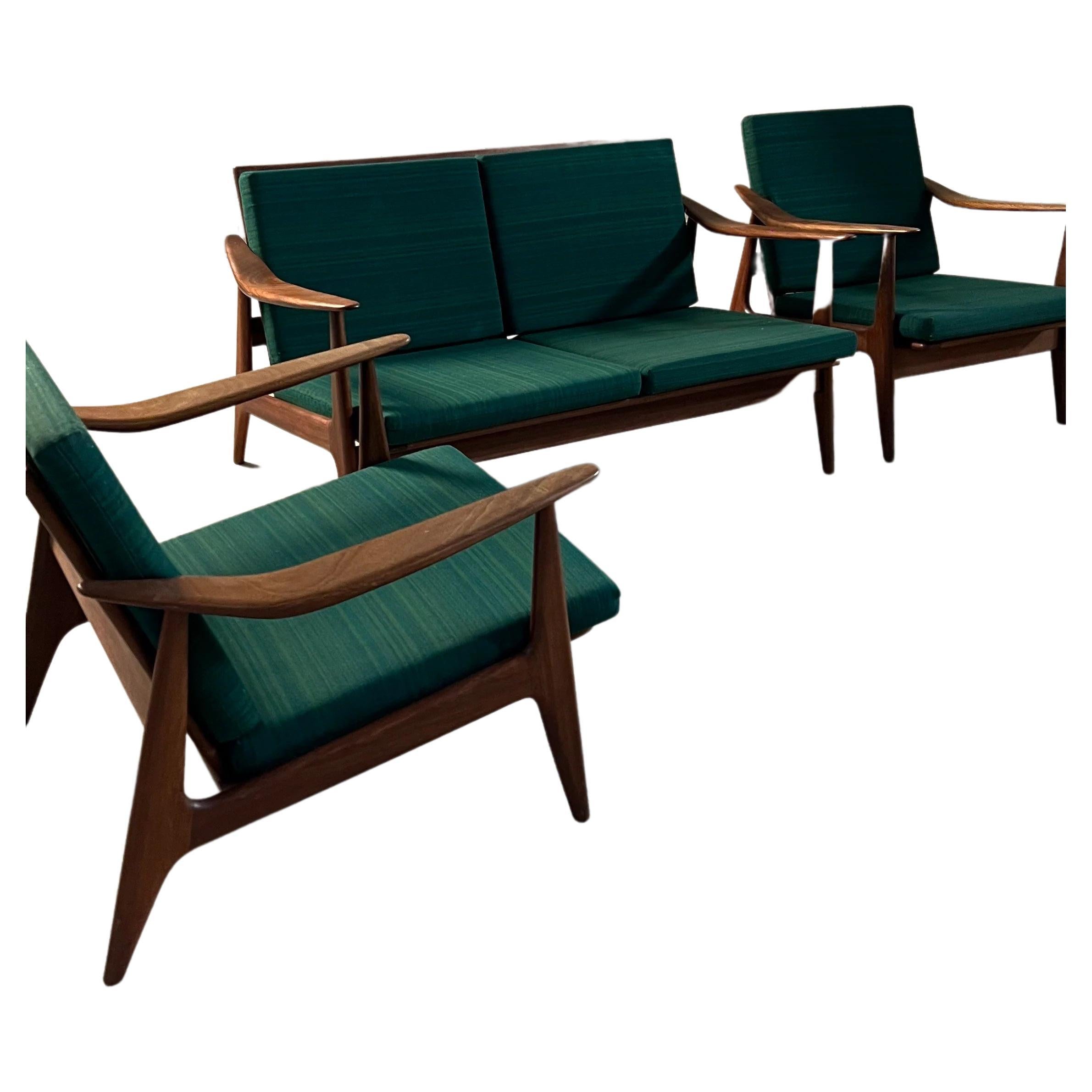 Einzigartige Sofagarnitur von einem unbekannten Designer, im Stil von Hans J. Wegner und Ole Wanscher.

Wir haben diese Garnitur, bestehend aus 1 Sofa und 2 Stühlen, vom Erstbesitzer mit Originalpolsterung gekauft. Die Qualität und das einzigartige