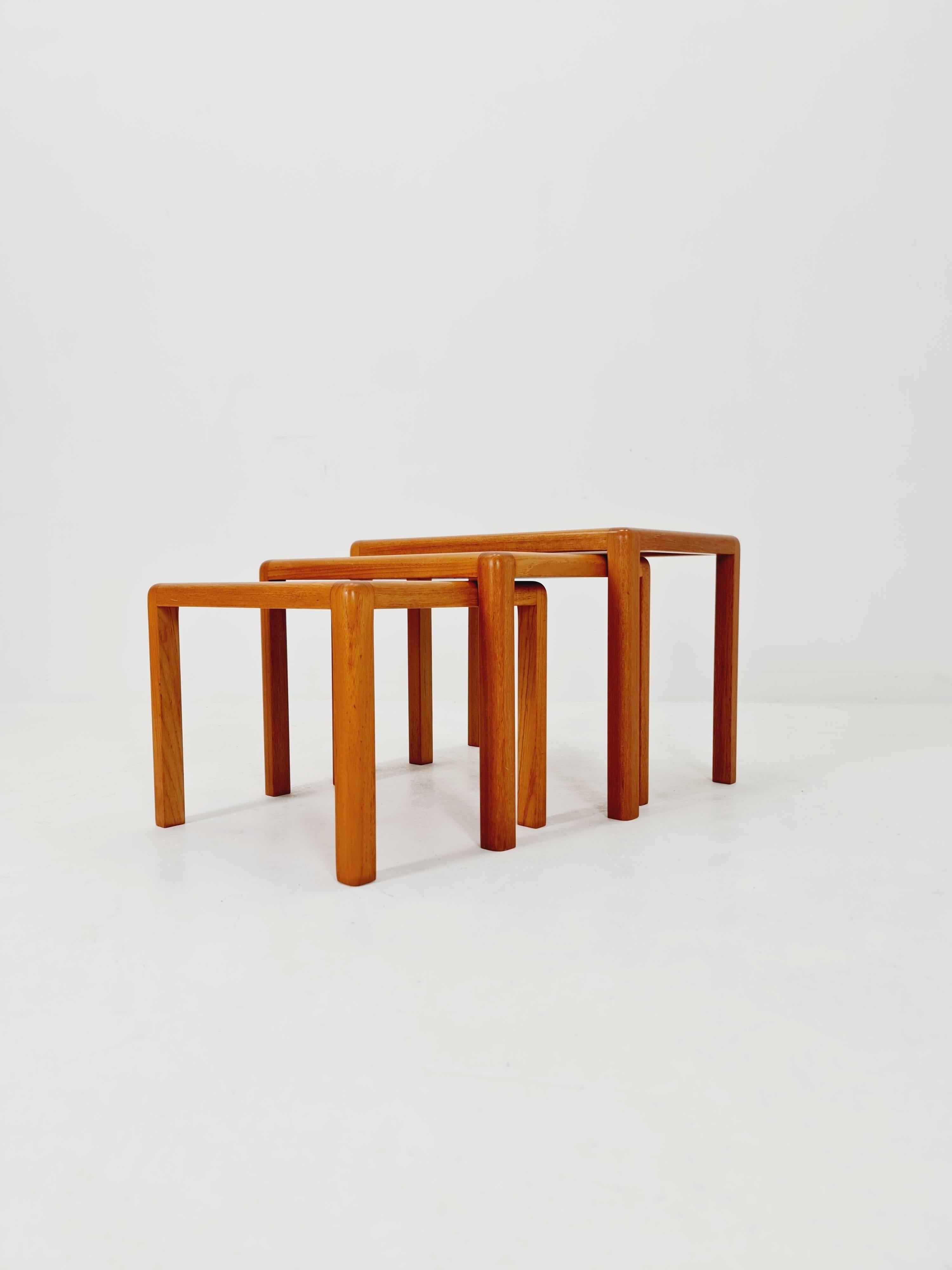 Midcentury Danish  Solid  teak Nesting Tables by Rold Middelboe , 1960s (Moderne der Mitte des Jahrhunderts) im Angebot