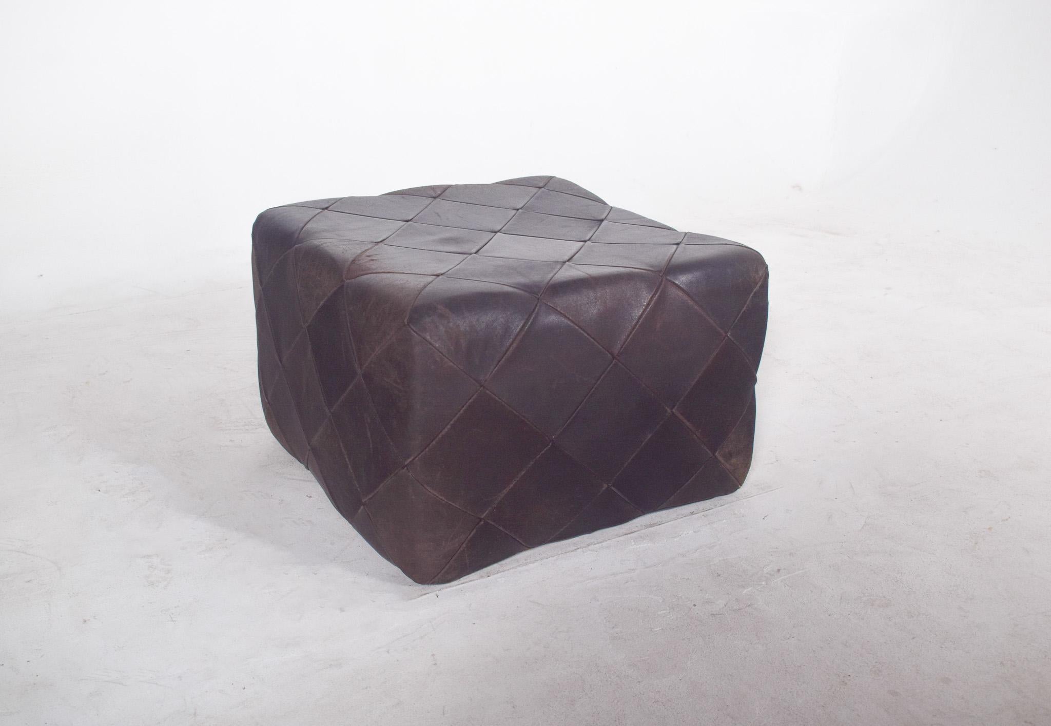 Quadratischer schwarzer Ledersitz. Ein zeitgenössisches Design mit einfachen Linien und einer kubischen Form, die Funktionalität und Stil mit Nüchternheit verbindet. In schwarzem Leder, arbeitete in capitonê mit Nähten, die ein Muster von