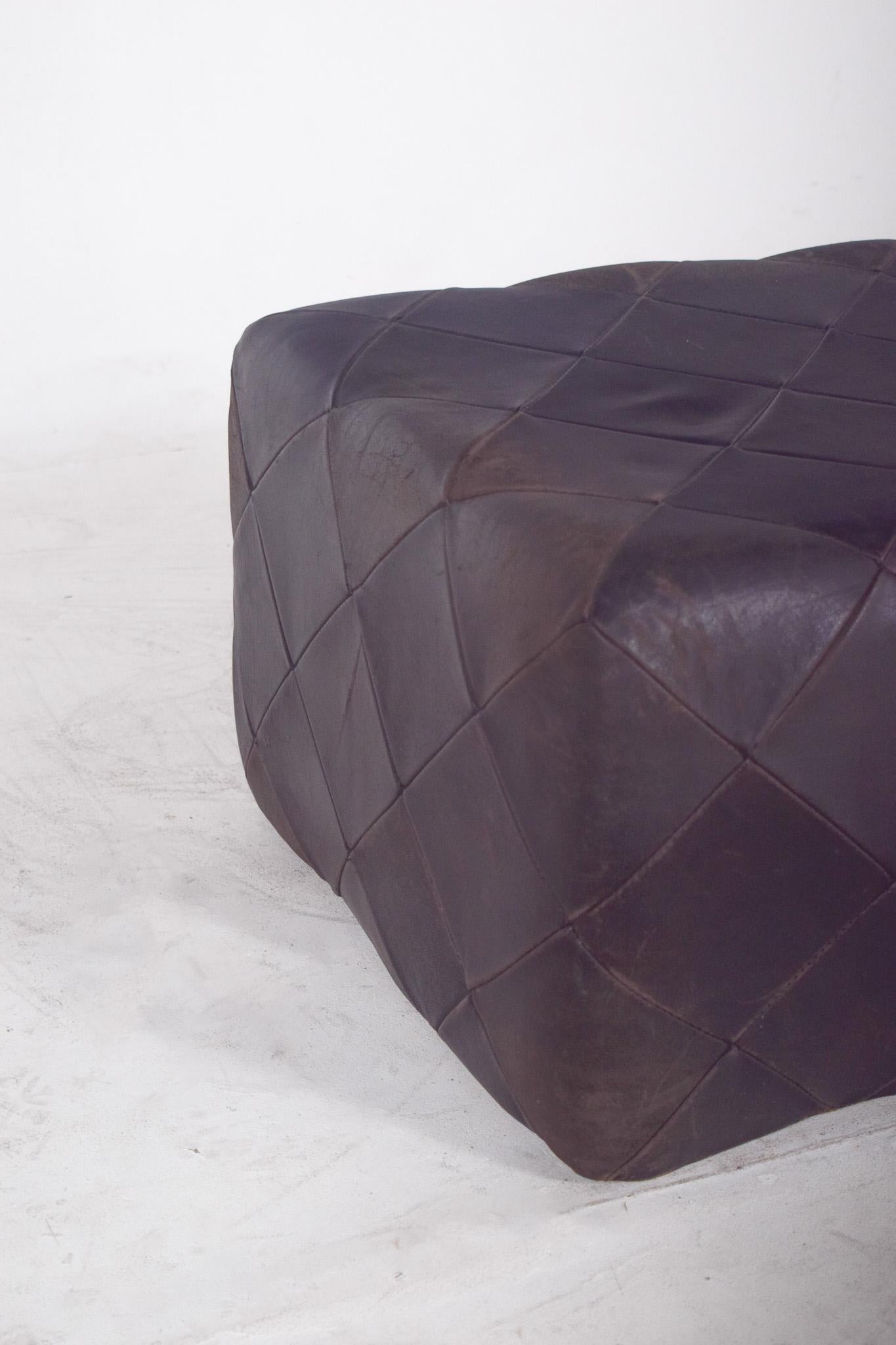 Dänischer quadratischer Pouf aus schwarzem Leder aus der Mitte des Jahrhunderts (Moderne der Mitte des Jahrhunderts) im Angebot
