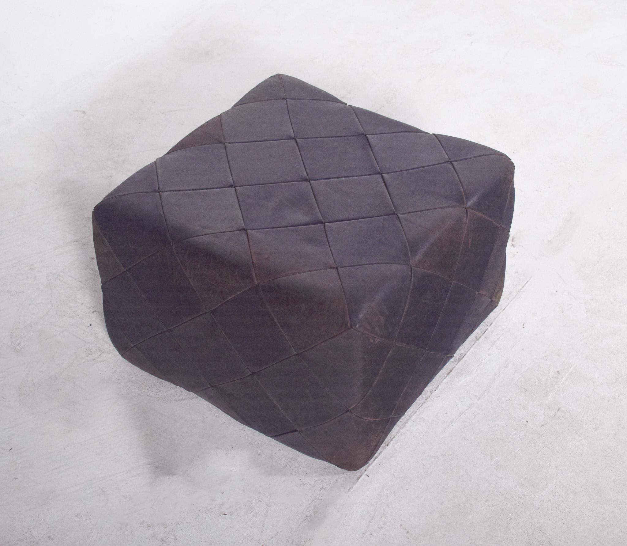 Dänischer quadratischer Pouf aus schwarzem Leder aus der Mitte des Jahrhunderts im Angebot 1