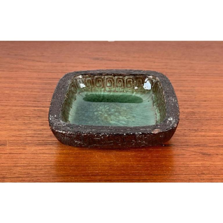 Ciotola in Studio Pottery danese di metà secolo di Jytte Trebbien e Harry Nielsen per Tusbo, anni '60, in ottime condizioni. Progettato tra il 1960 e il 1969 Questo pezzo ha un marchio di attribuzione, sono sicuro che sia completamente autentico e