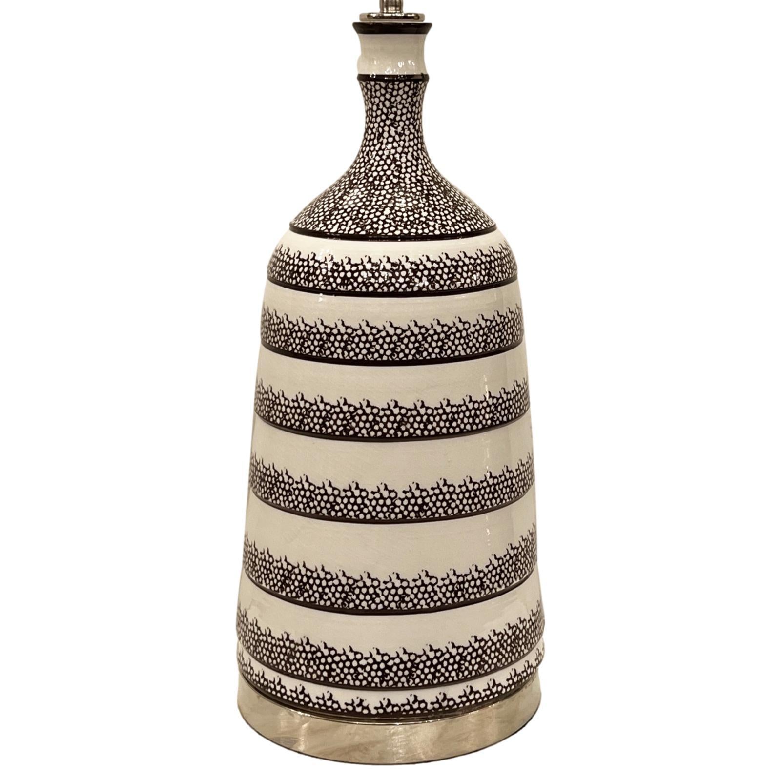 Eine dänische Porzellan-Tischlampe mit Silbersockel aus den 1960er Jahren.

Abmessungen:
Höhe des Gehäuses: 19