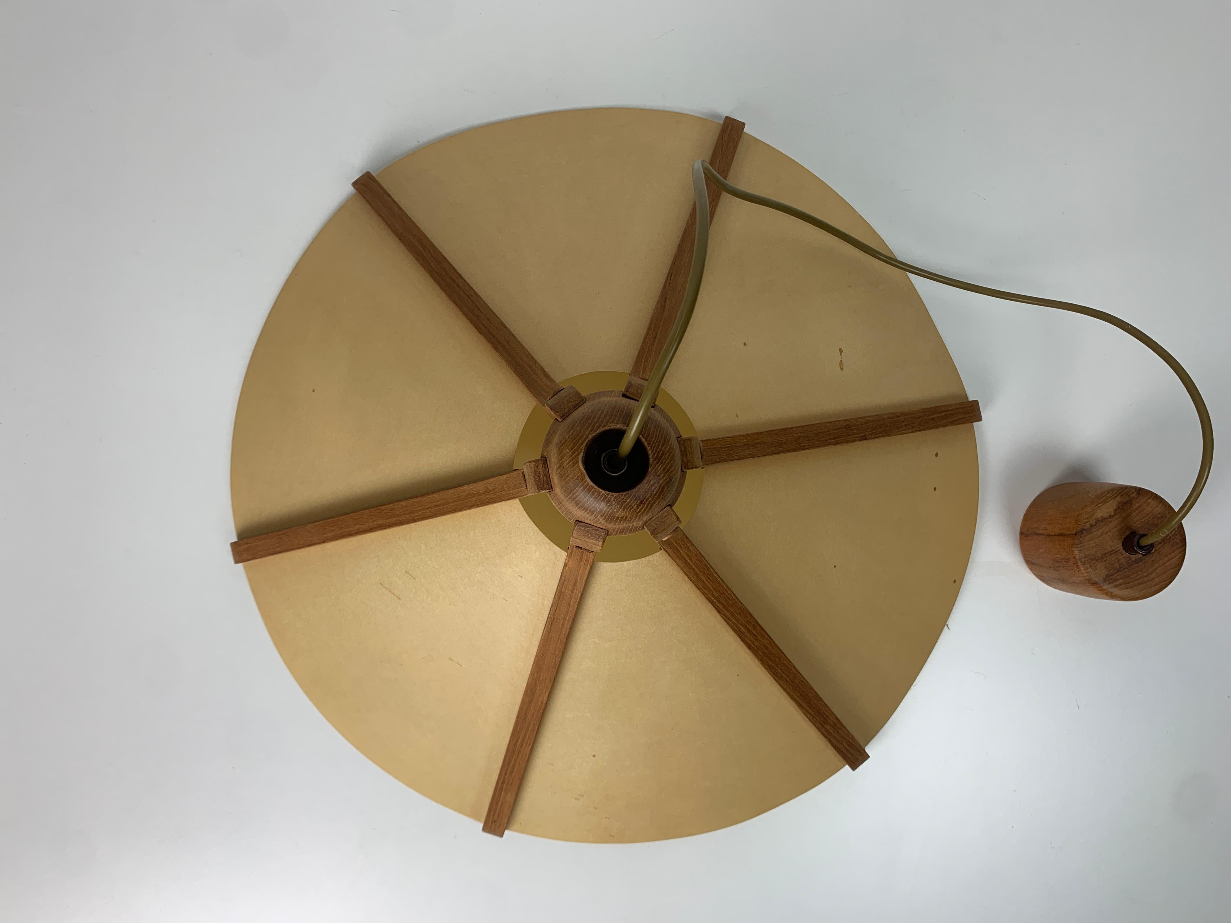 Pendente danese di metà secolo in teak e perkament di Domus, anni Settanta. in vendita 7