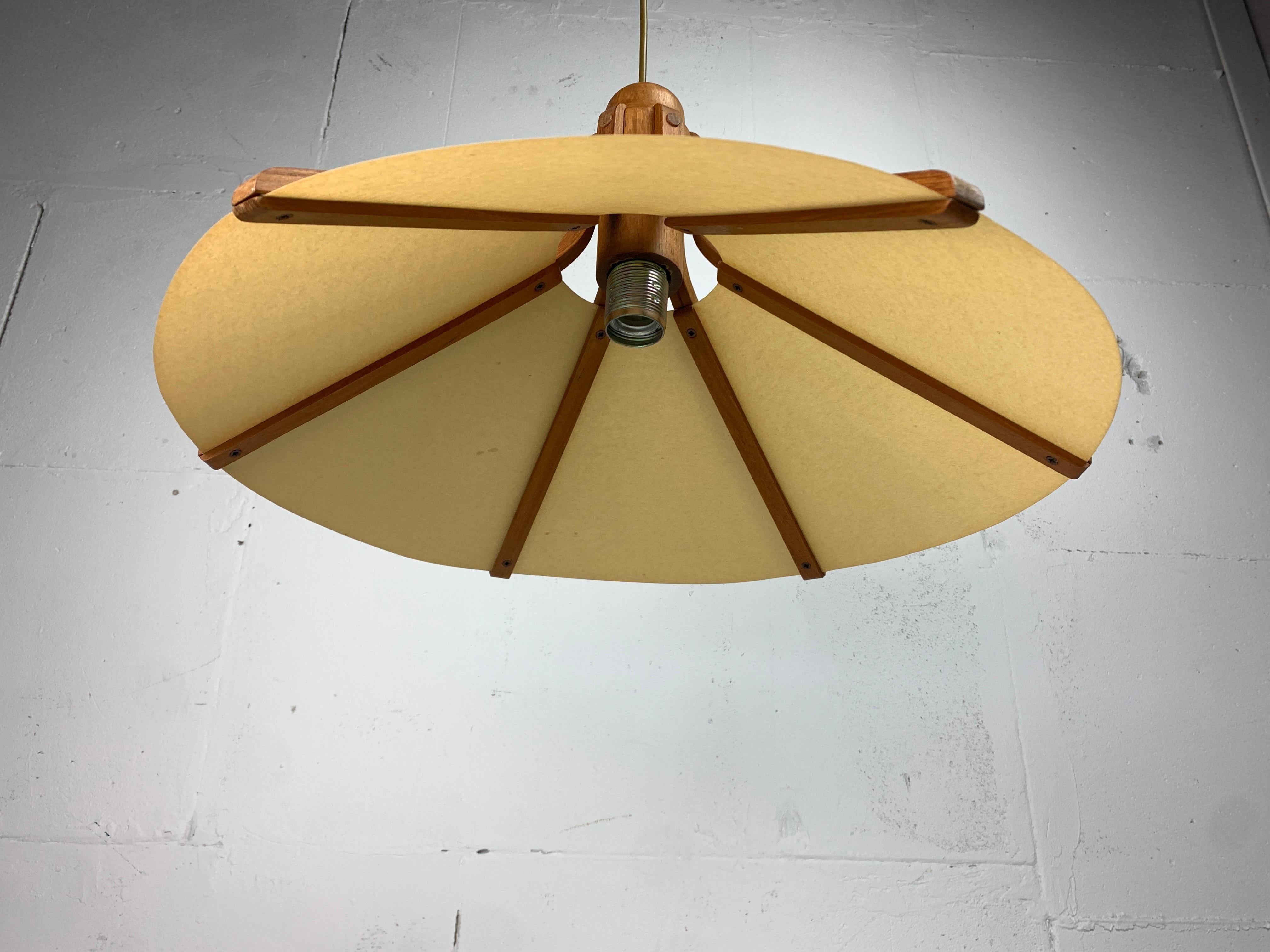 Pendente danese di metà secolo in teak e perkament di Domus, anni Settanta. In condizioni buone in vendita a Zaandam, NL