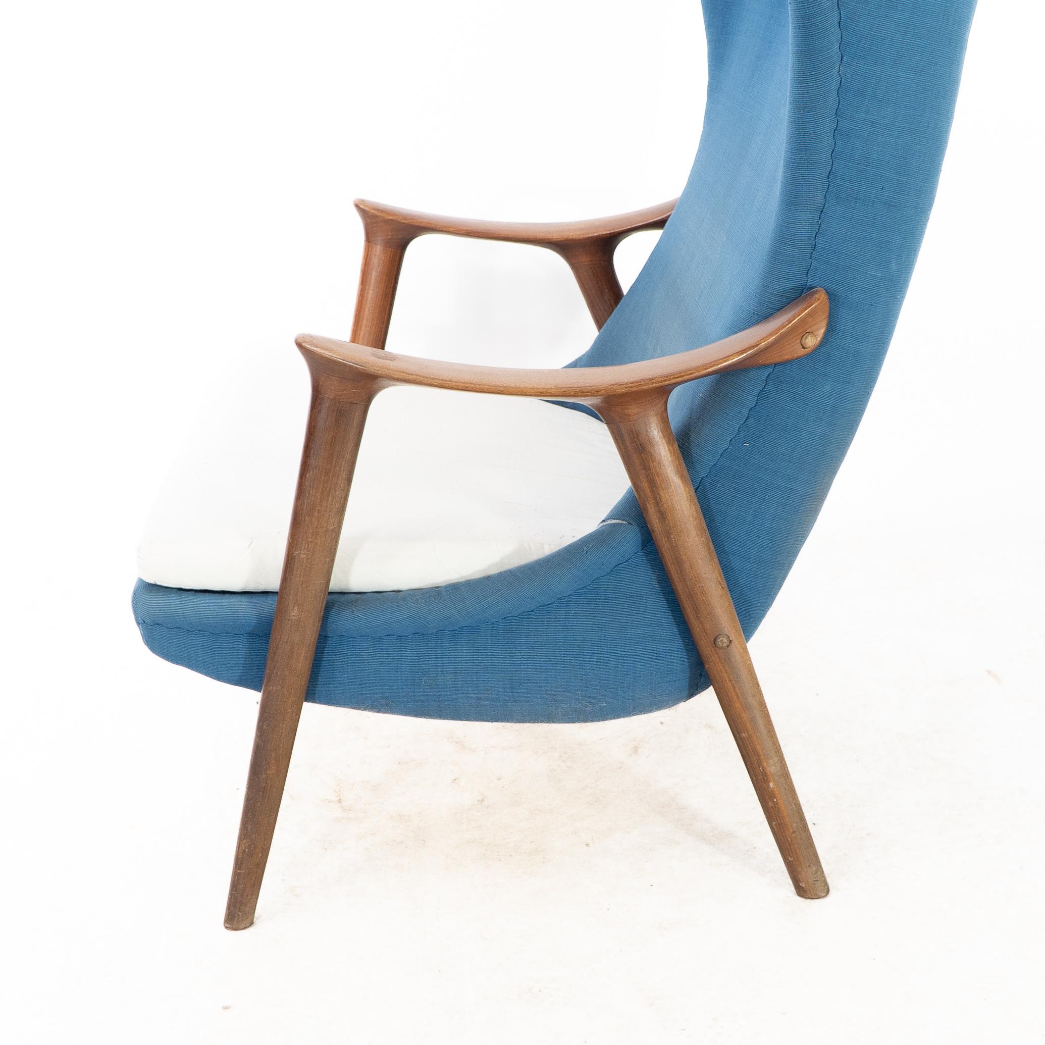 Sedia a uovo danese di metà secolo in teak e imbottita nello stile di Arne Jacobson in vendita 2
